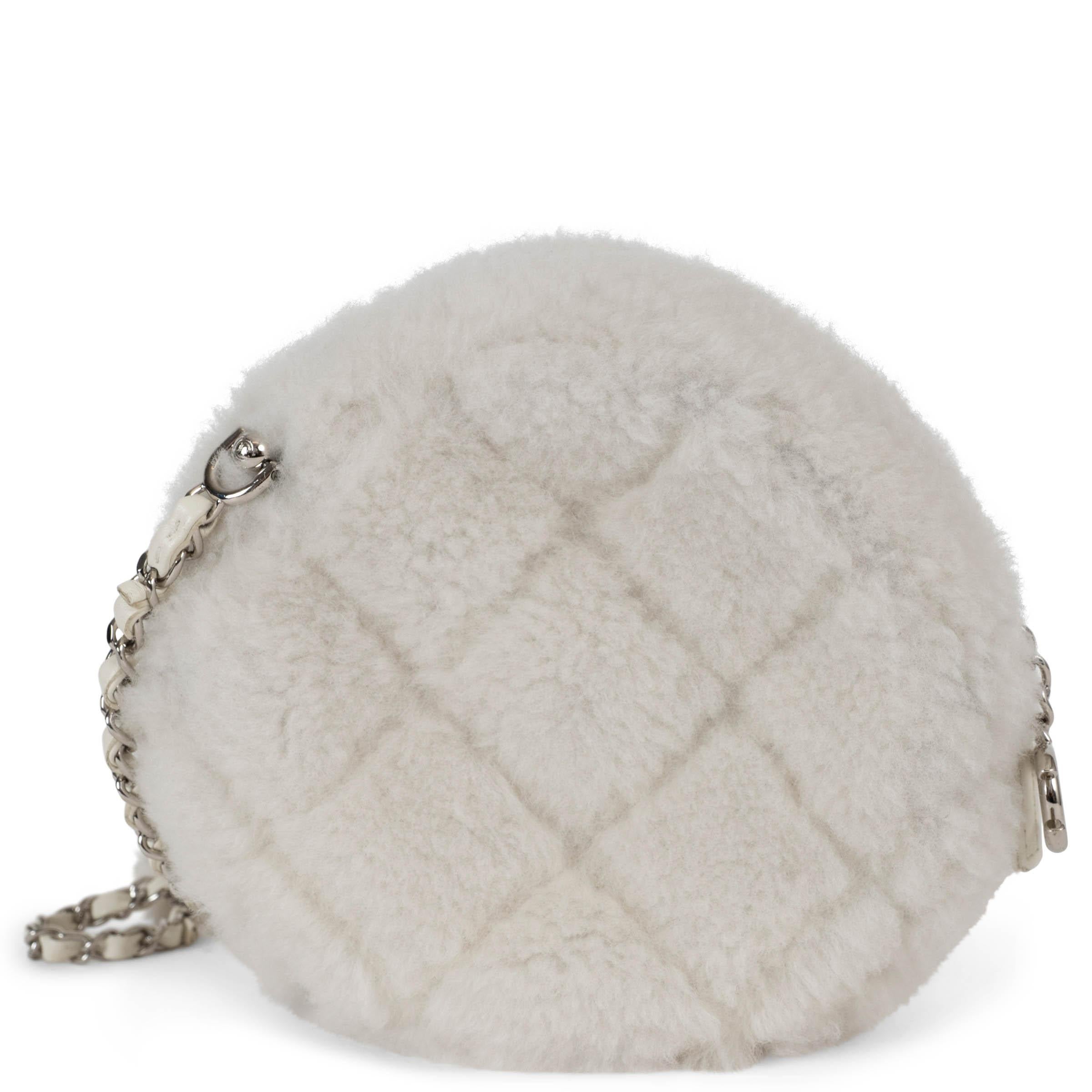 Gris CHANEL blanc 23N COCO NEIGE SHEARLING Sacoche pour appareil photo en vente