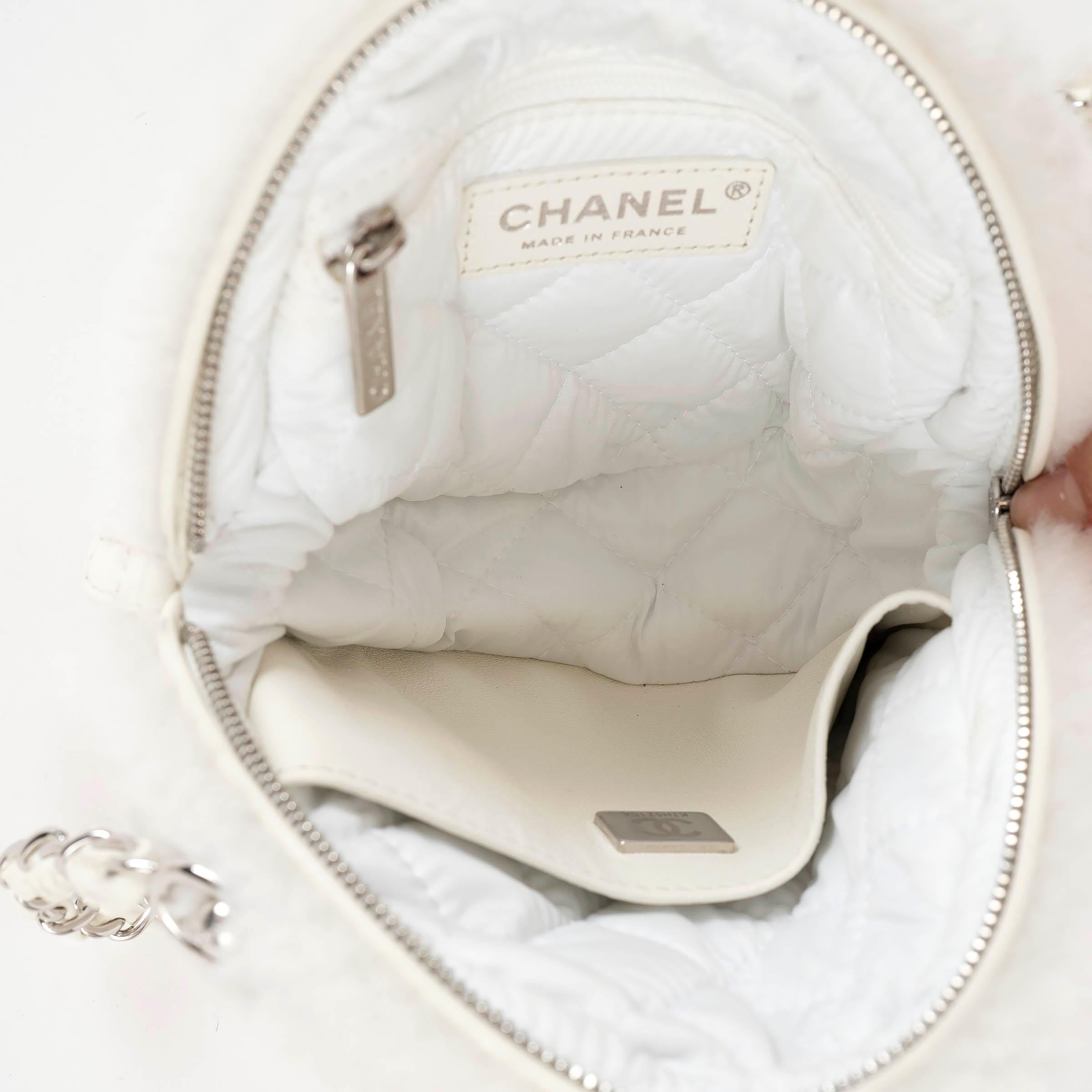 CHANEL blanc 23N COCO NEIGE SHEARLING Sacoche pour appareil photo en vente 1
