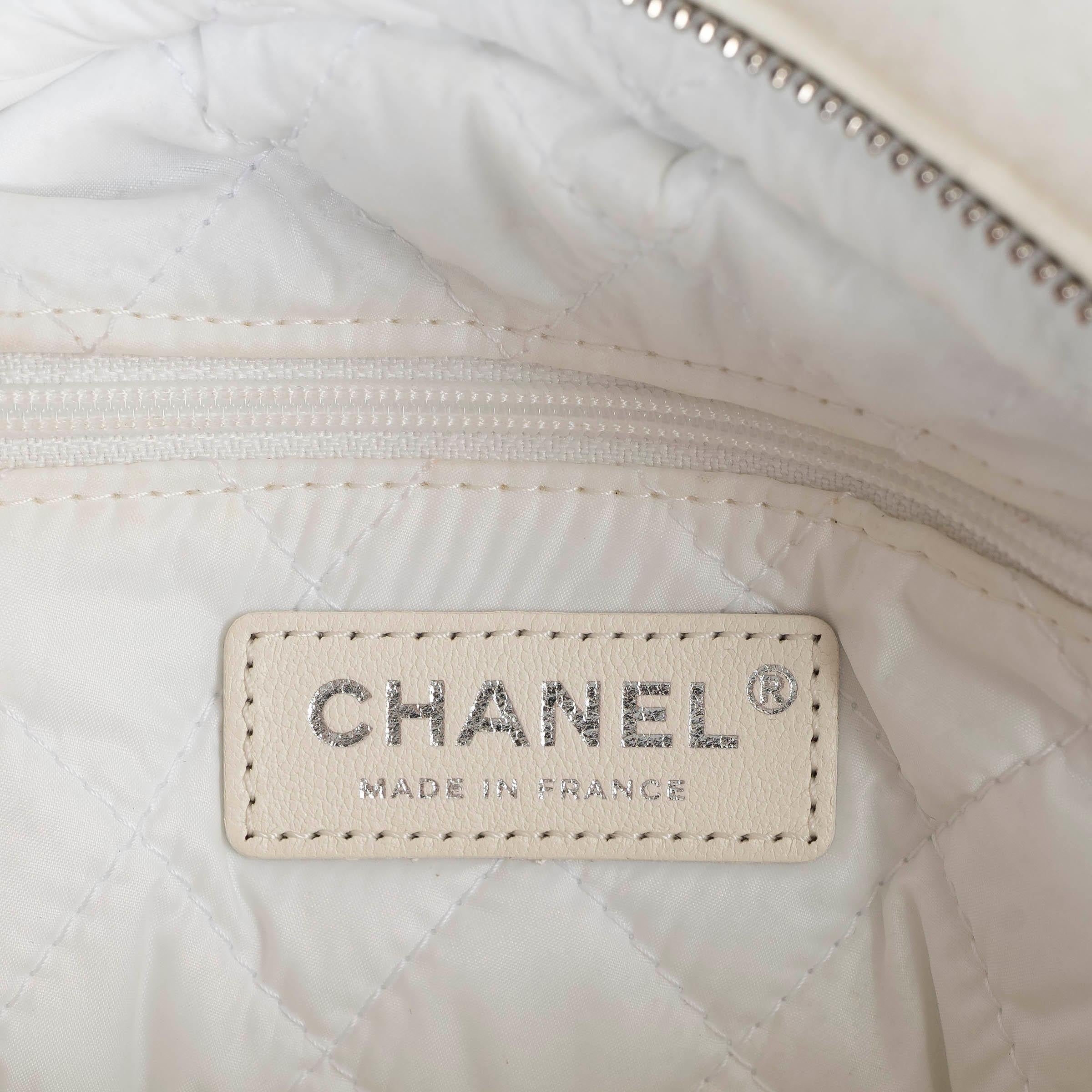 CHANEL blanc 23N COCO NEIGE SHEARLING Sacoche pour appareil photo en vente 2