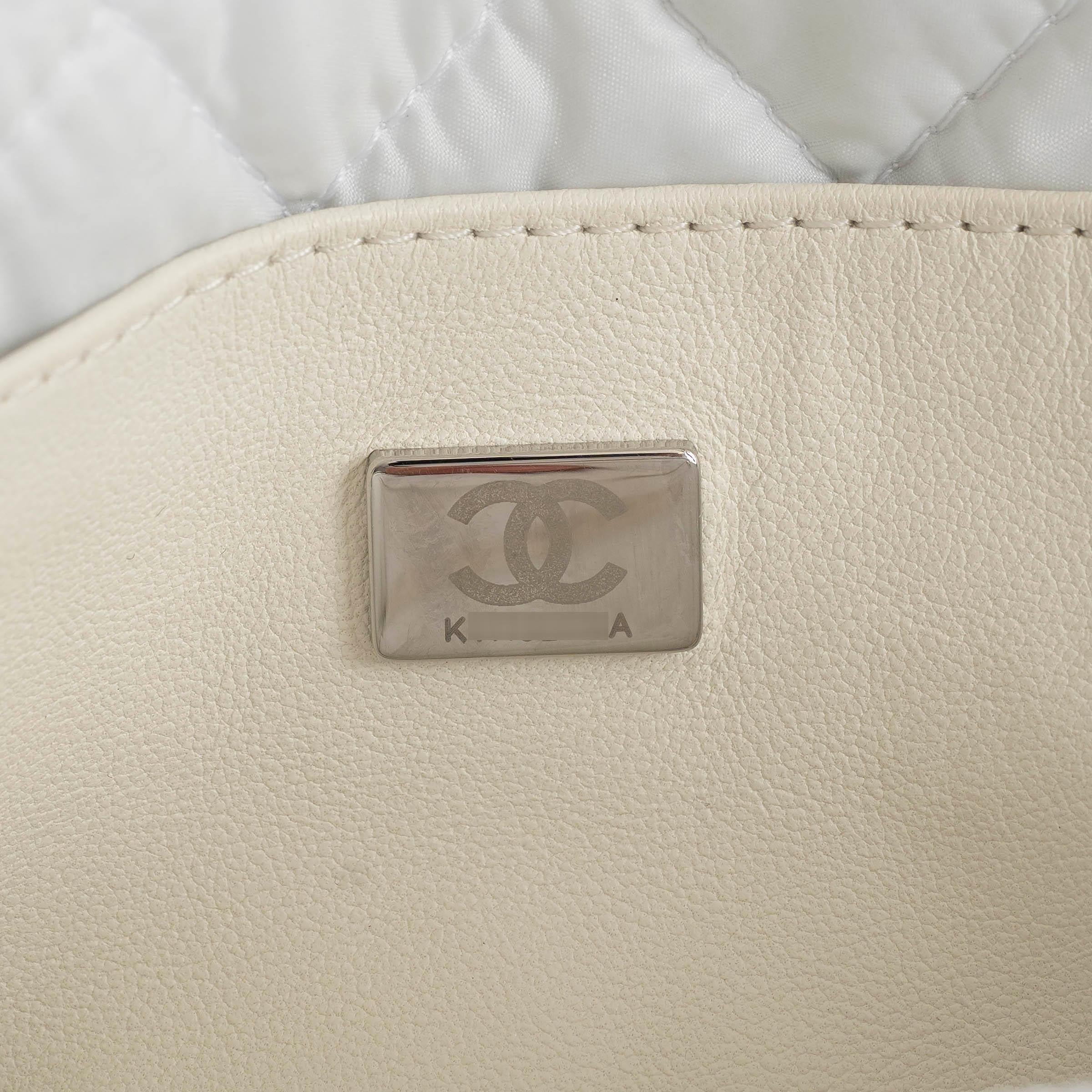 CHANEL blanc 23N COCO NEIGE SHEARLING Sacoche pour appareil photo en vente 3
