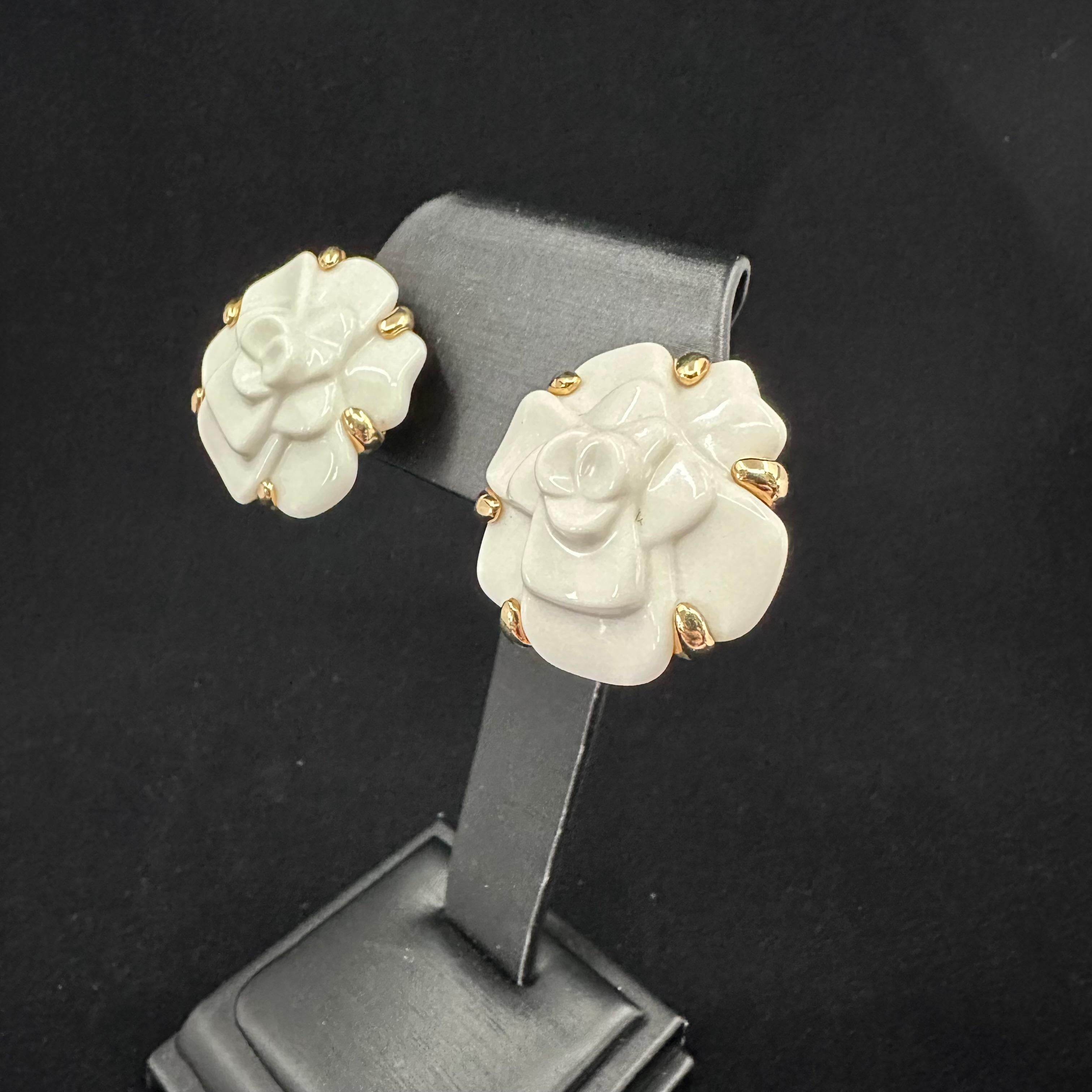 Chanel Camellia Large White Agate 18k Earrings.
Diameter: 1.25 Inches
18k Yellow Gold with Post and lever Backs
This Variation of the Chanel Camellia Earring is no Longer Produced  Hallmarks Chanel with French Eagles head and numbers.

Coco Chanel