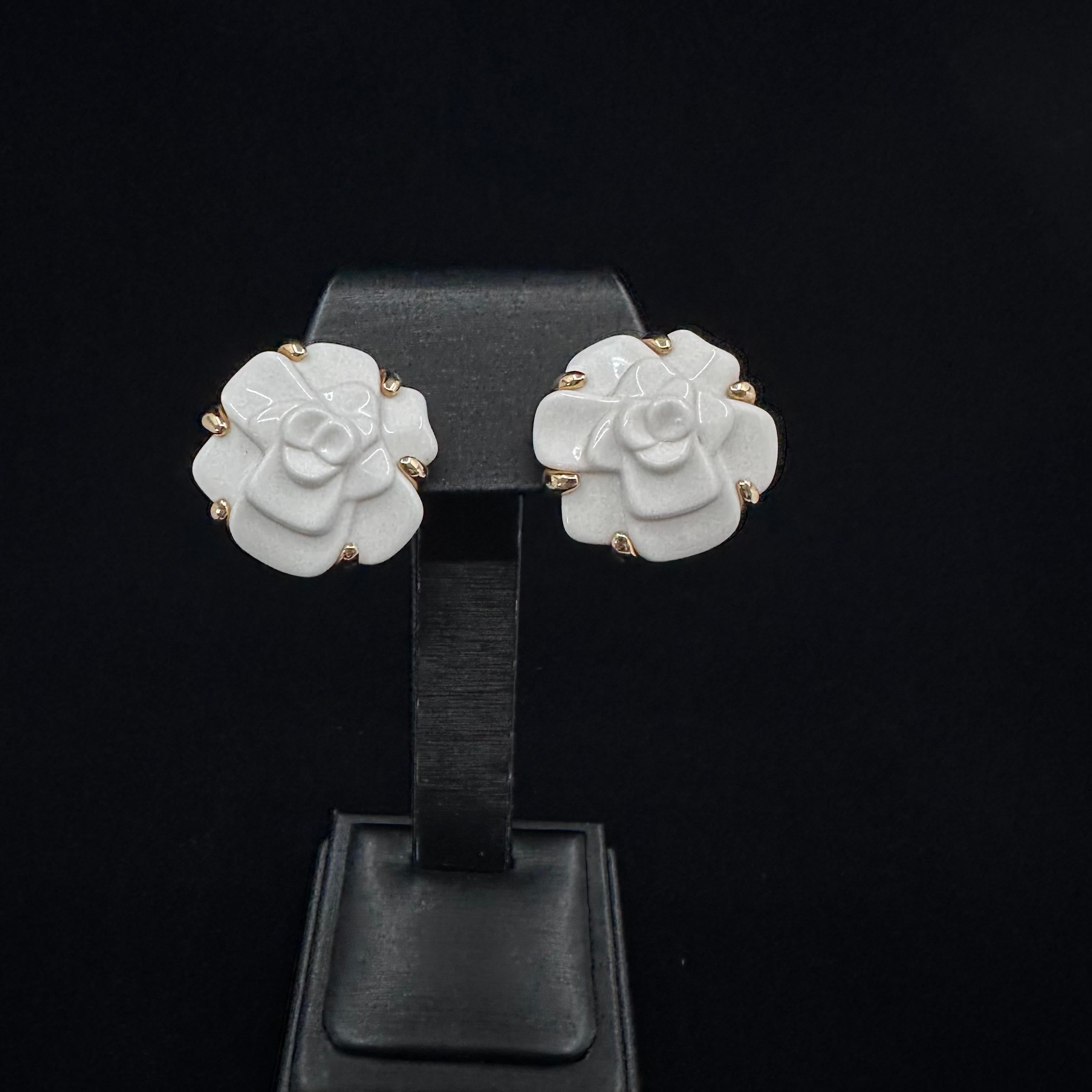 Chanel White Agate 18k Gold Camellia Earrings In Good Condition In Beverly Hills, CA