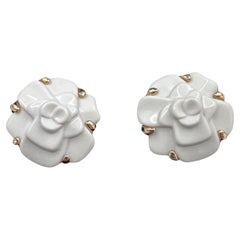 Orecchini Chanel in agata bianca e oro 18k a forma di camelia