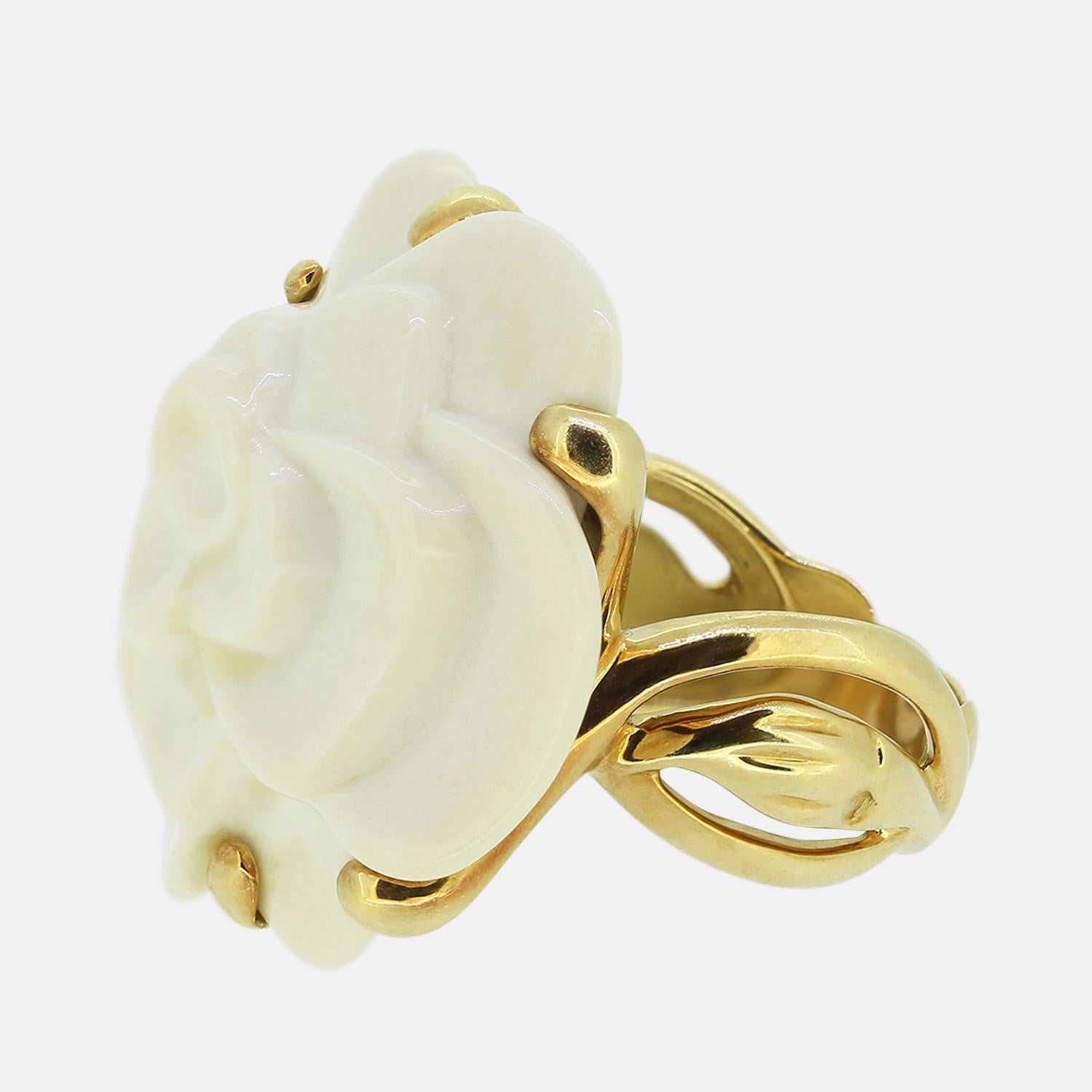 Hier haben wir einen bezaubernden Cocktailring von der weltberühmten französischen Modedesignerin Chanel. Das Design zeigt weißen Achat, der wunderschön in die Form eines Blütenkopfes geschnitzt ist. Die verschlungenen Schichten des Achats verleihen