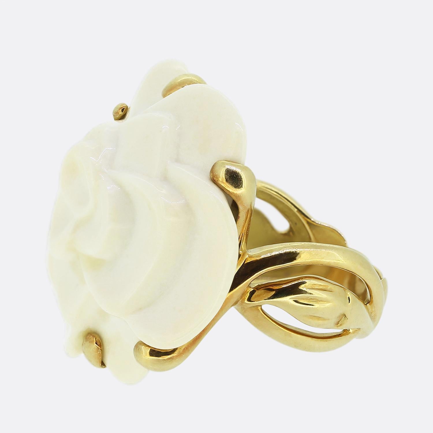 Aquí tenemos un cautivador anillo de cóctel de la mundialmente conocida diseñadora de moda francesa Chanel. El diseño muestra ágata blanca bellamente tallada en forma de cabeza de flor. Las intrincadas capas de ágata crean un aspecto delicado y