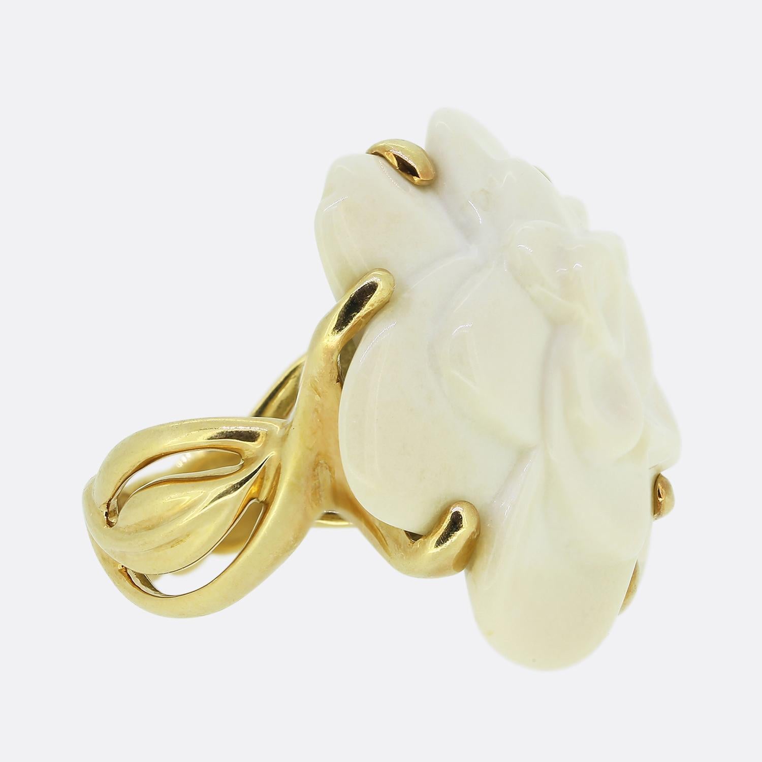 Chanel Weißer Achat Camélia Ring (Rundschliff) im Angebot