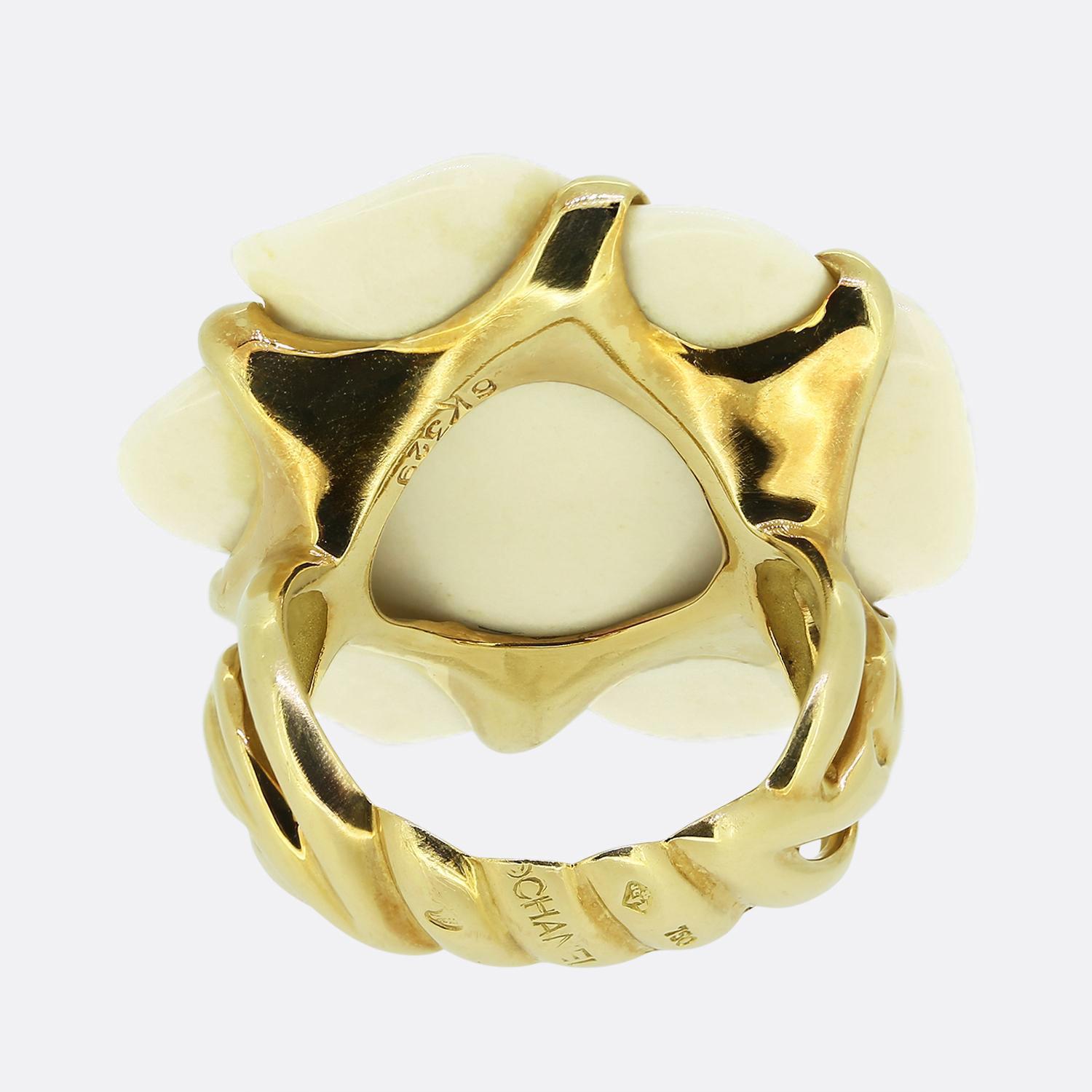 Chanel Anillo Camélia Ágata Blanca en Bueno estado para la venta en London, GB