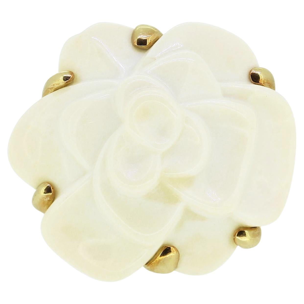 Anello Chanel Camélia in agata bianca