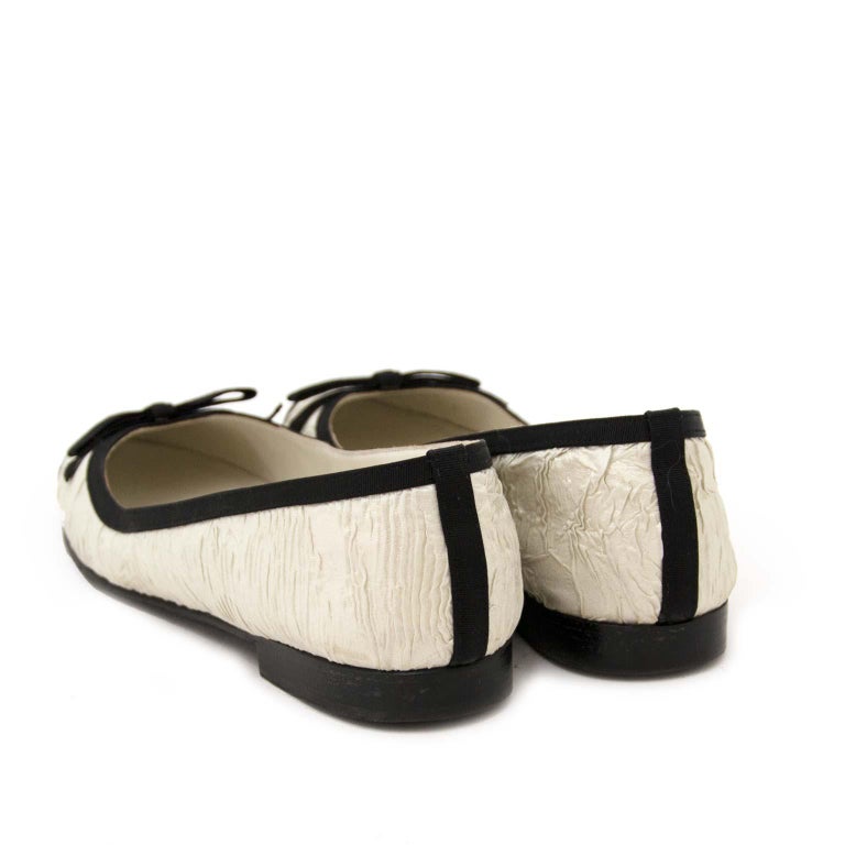 Chanel White And Black Bow Ballerina Flats - size 37.5 For Sale at 1stDibs