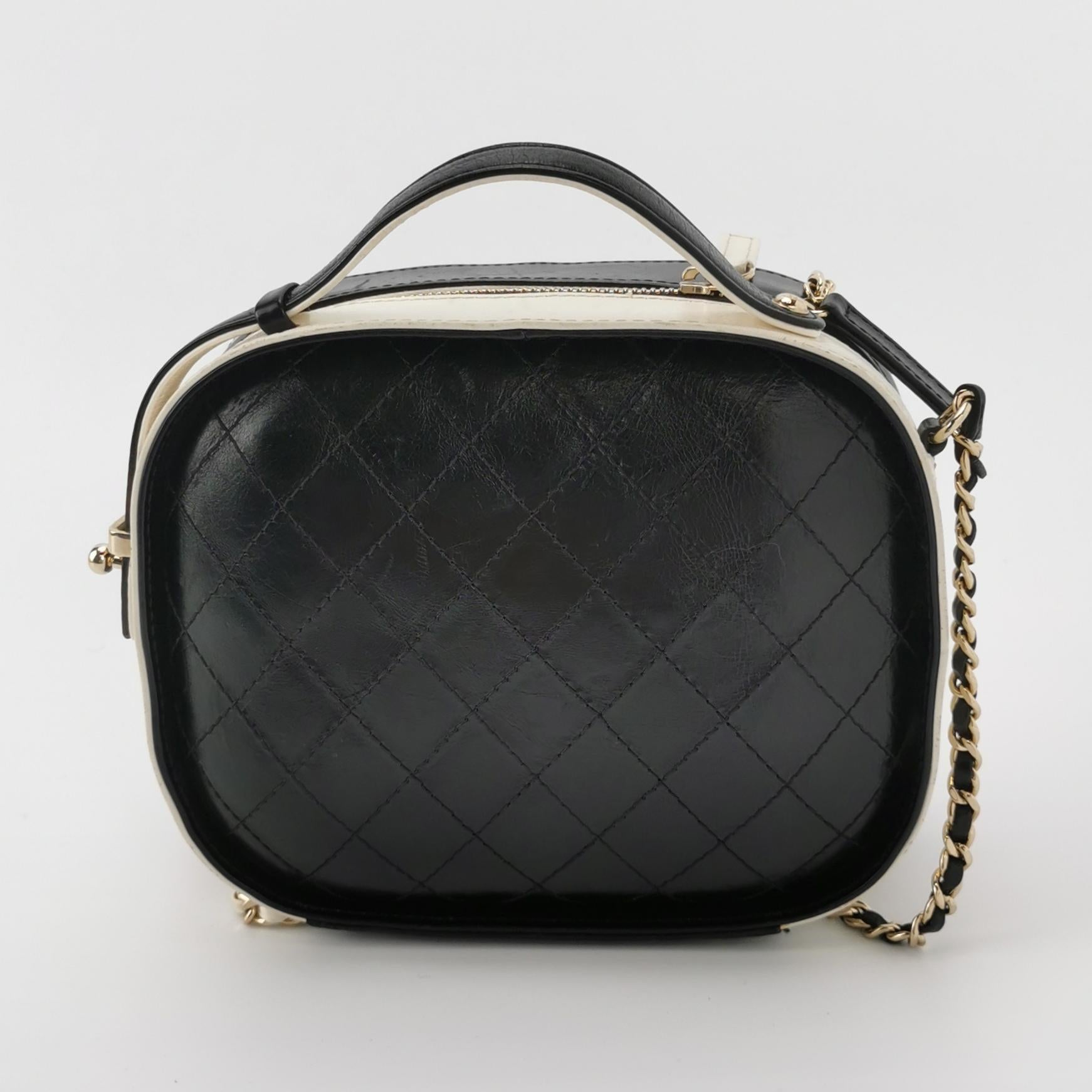 Chanel White and Black Small Crumpled Calfskin Vanity Case Crossbody Bag In Good Condition In AUBERVILLIERS, FR