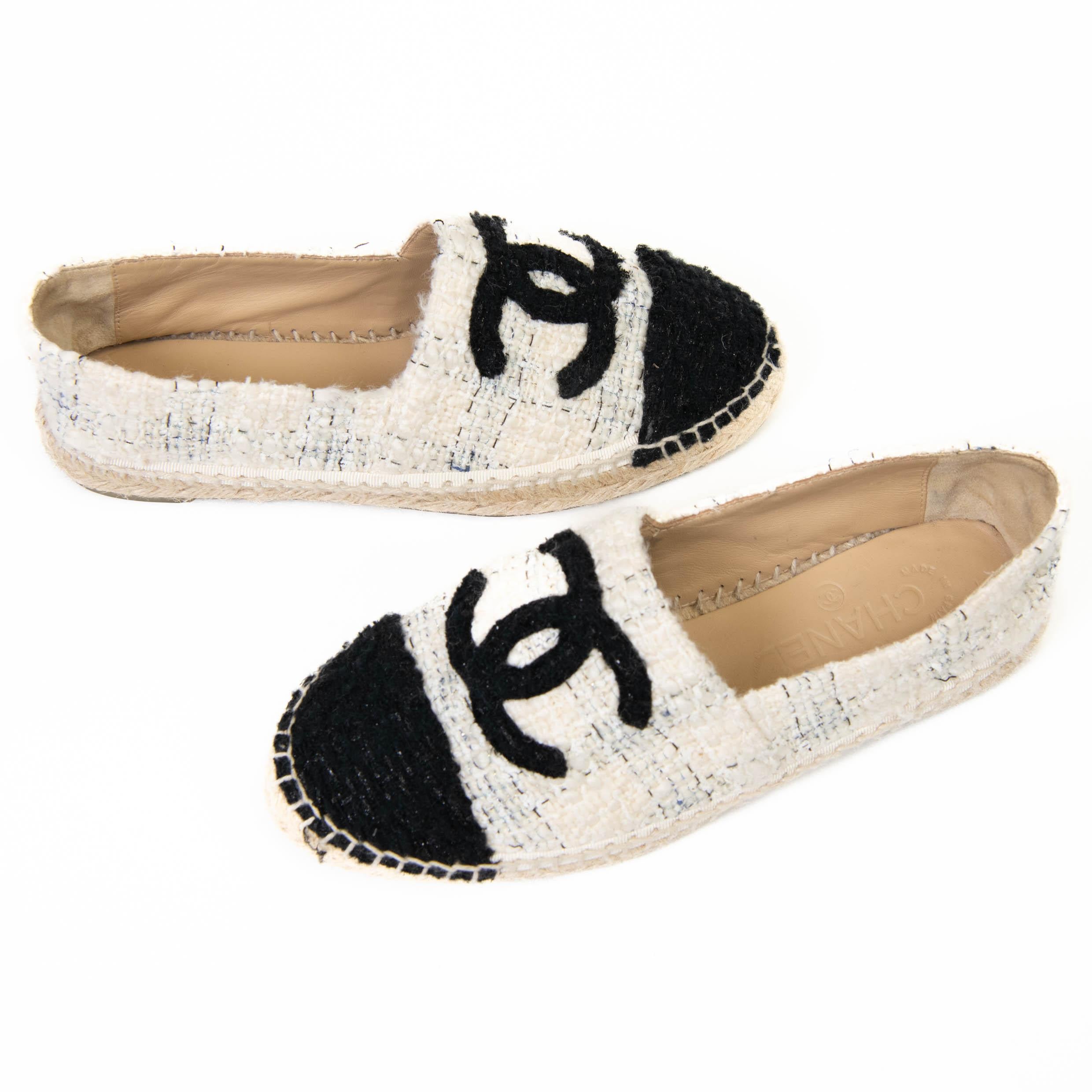 Chanel White and Black Tweed CC Espadrilles Size 37 In Good Condition In Corona Del Mar, CA
