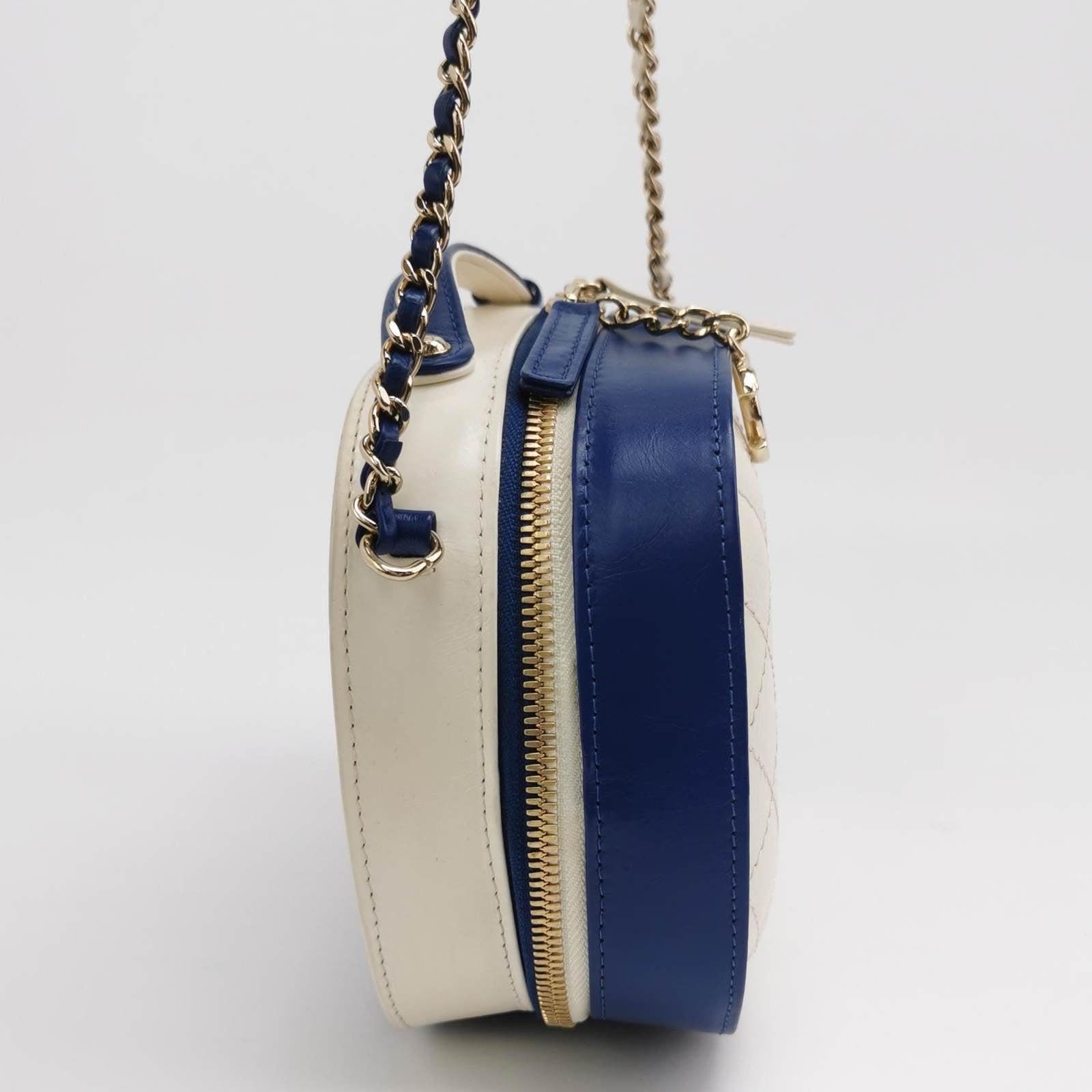 Chanel White and Blue Small Crumpled Calfskin Vanity Case Crossbody Bag In Excellent Condition In AUBERVILLIERS, FR