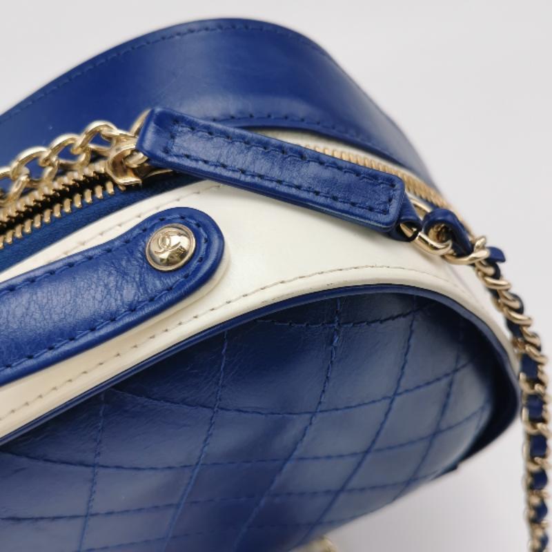 Chanel White and Blue Small Crumpled Calfskin Vanity Case Crossbody Bag 4