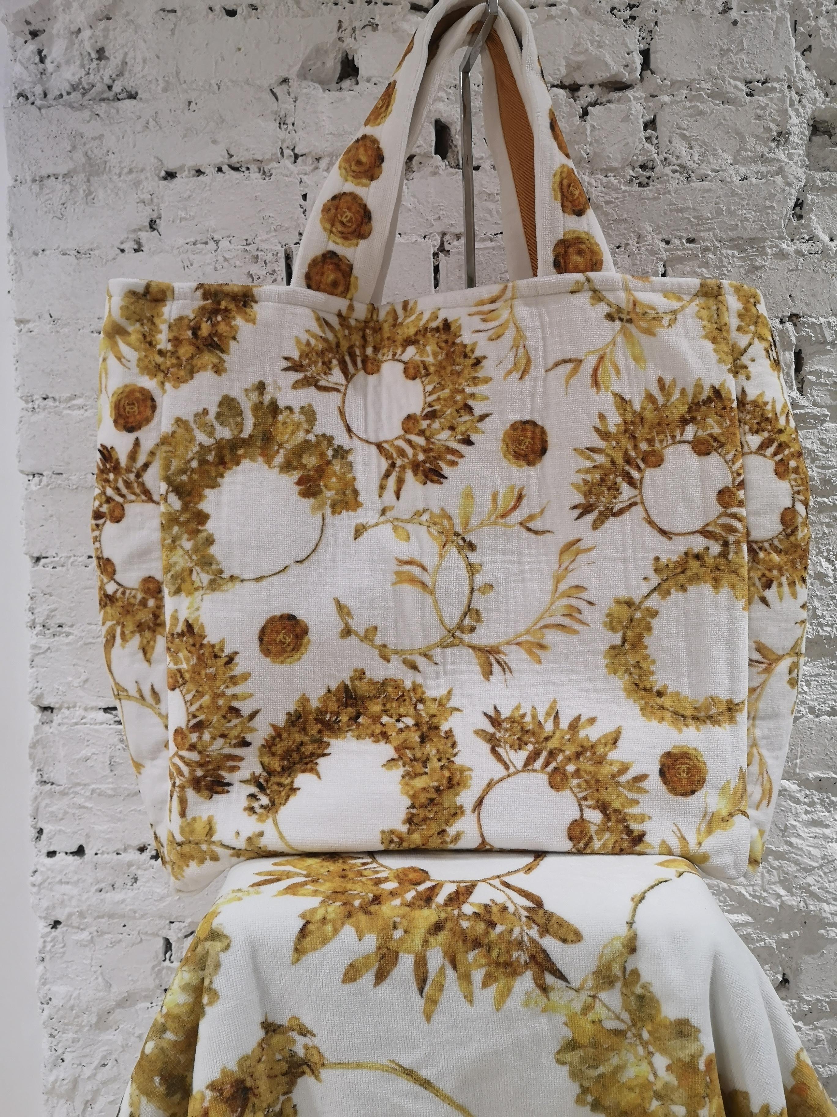 Women's or Men's Chanel white and gold shoulder bag  For Sale