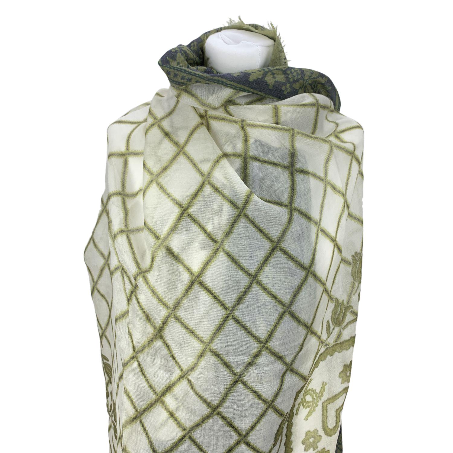 Chanel cashmere large scarf with lattice, hearts and logo prints. Green and white color. Frayed edges. Composition: 100% Cashmere. Measurements: 77 x 54 inches - 195.5 x 137.2 cm . Made in Italy

Details

MATERIAL: Cashmere

COLOR: Green

MODEL: