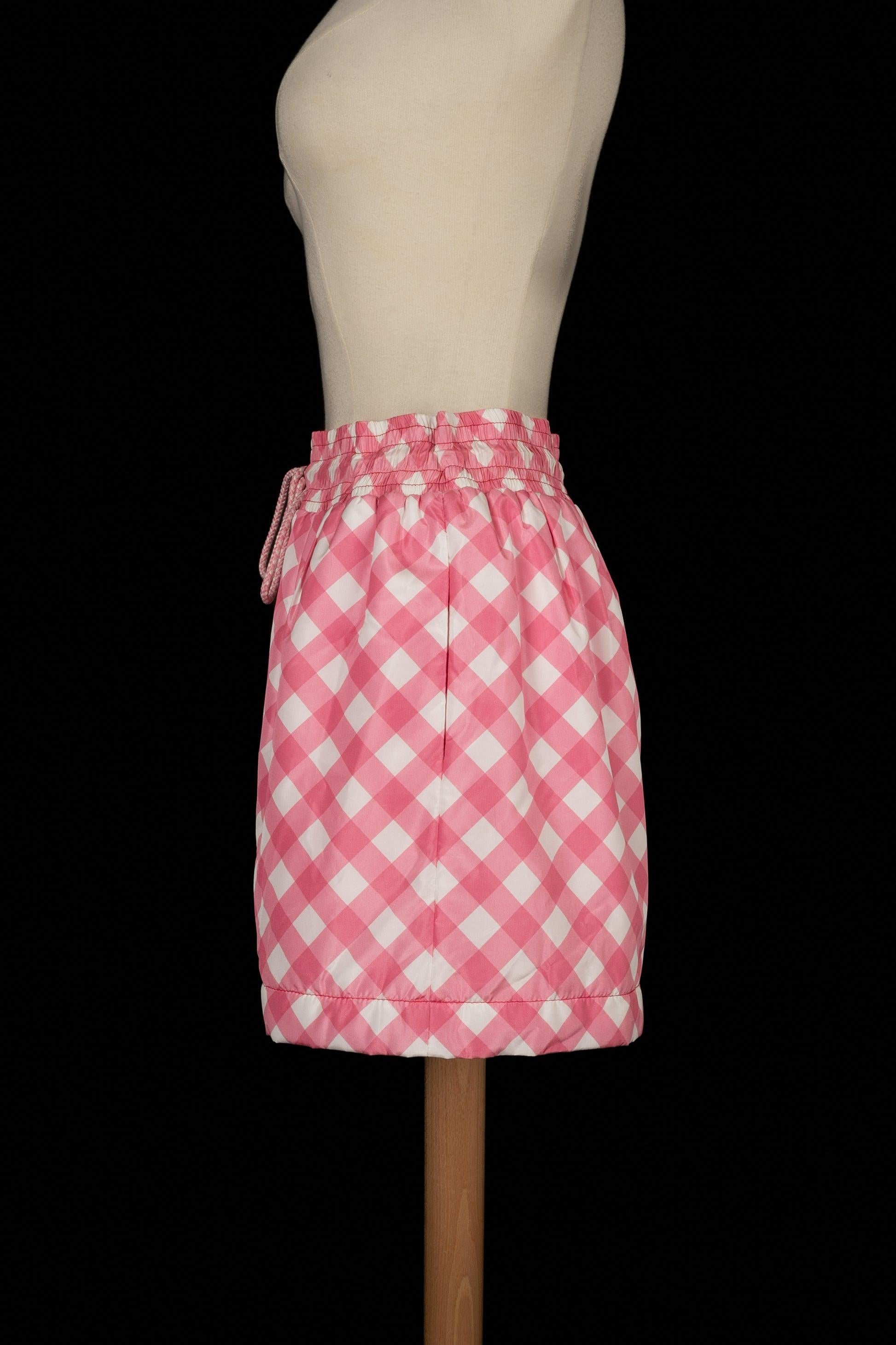 Chanel - White and pink gingham pattern shorts. Adjustable waist lace. No size indicated, it fits a 36FR. 2023 Resort Collection. Piece from private sales.

Additional information:
Condition: Very good condition
Dimensions: Waist: 35 cm - Length: 39