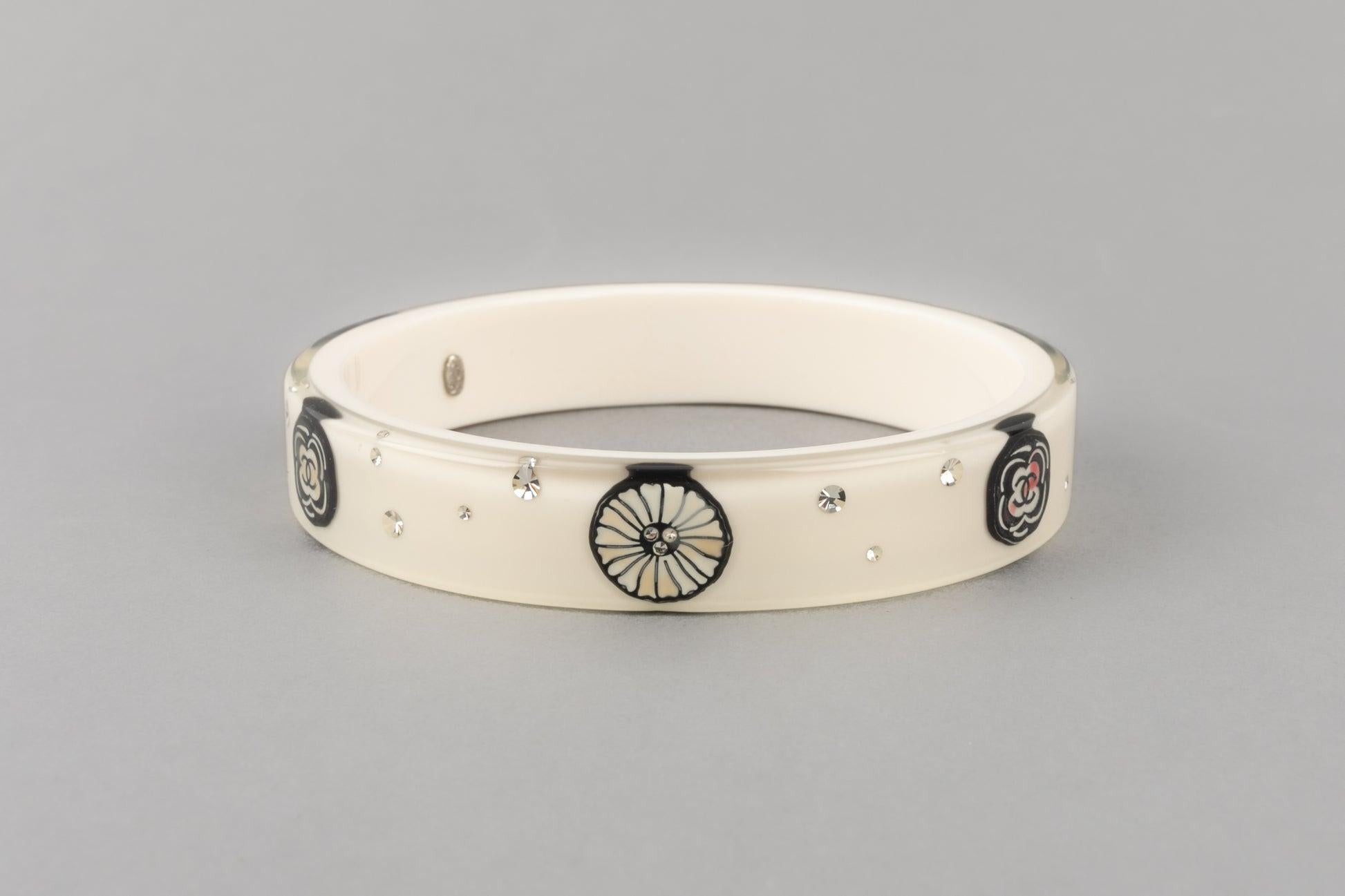 Chanel - (Made in France) White bakelite and rhinestone bracelet decorated with a camellia. 2012 Collection.

Additional information:
Condition: Very good condition
Dimensions: Circumference: 20 cm - Diameter: 6.5 cm
Period: 21st Century

Seller