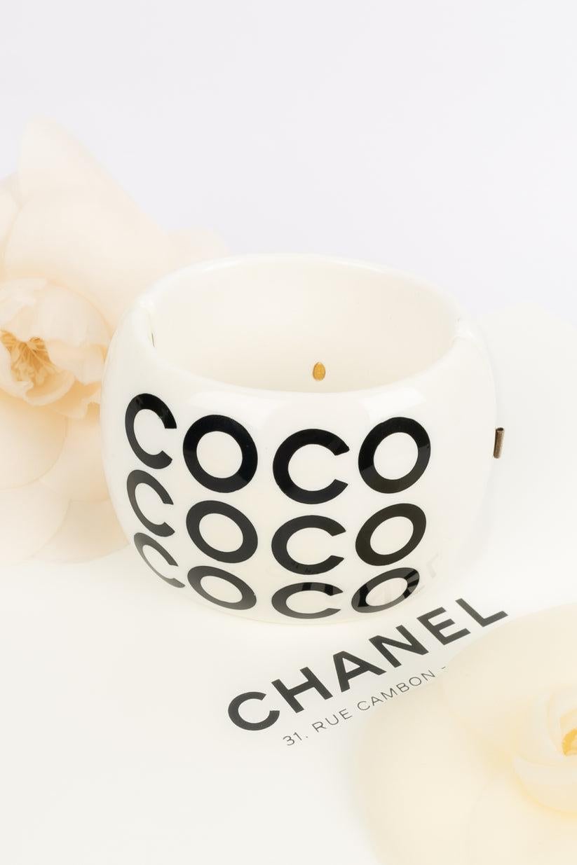 Chanel - (Made in France) White bakelite bracelet. Fall-Winter 2001 collection.

Additional information:

Dimensions: 
Circumference: 17 cm
Width: 5.5 cm

Condition: Very good condition
Seller Ref number: BRAB103