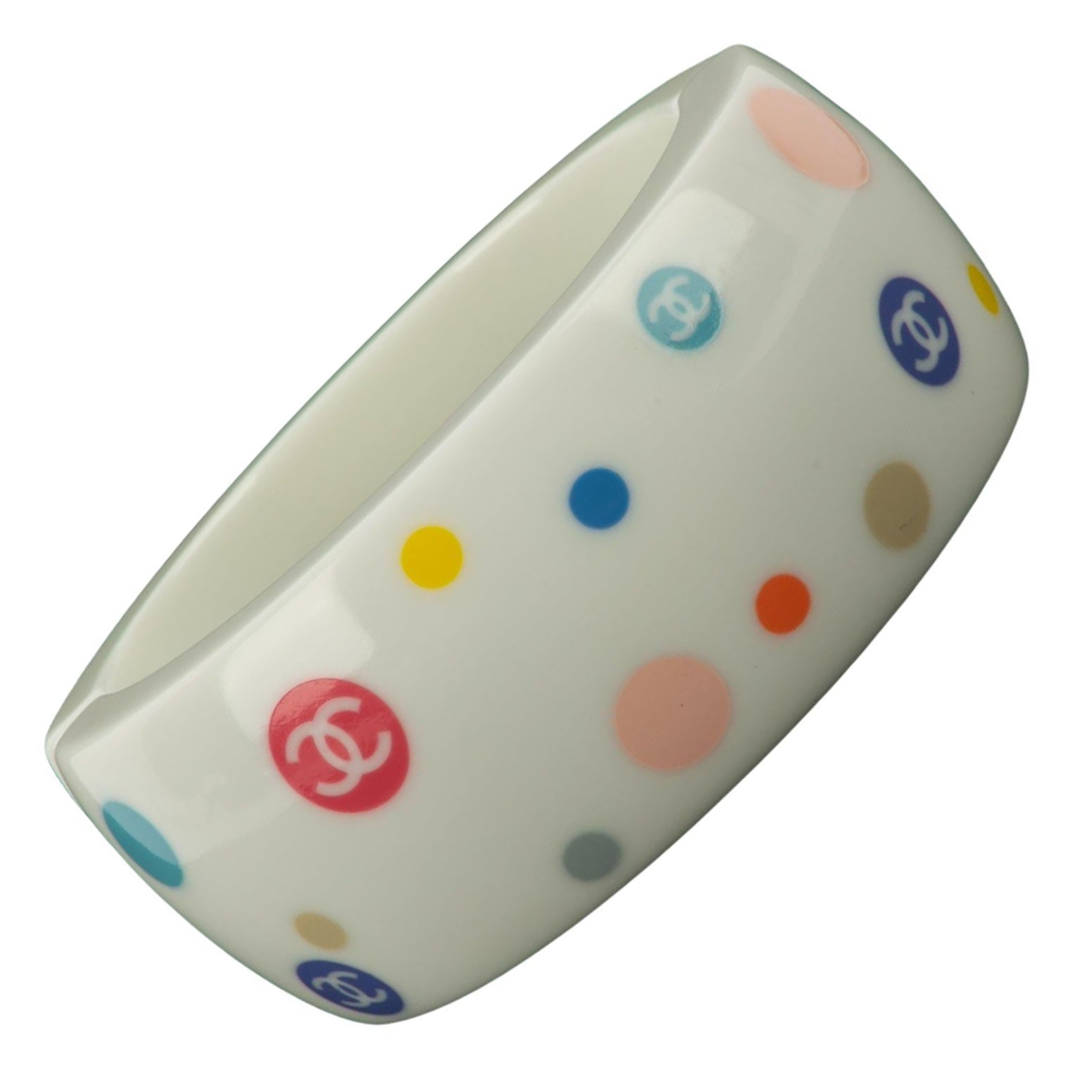 Bracelet manchette Chanel en bakélite blanche avec logos CC multicolores, 2005 en vente