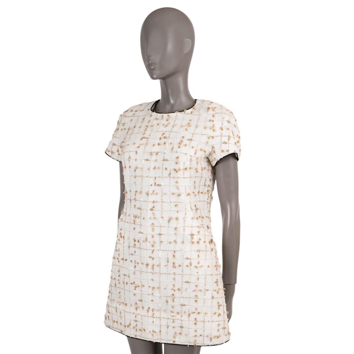 100% authentisches Chanel Kleid aus Lurex-Tweed in Weiß, Beige und Gold aus Polyamid (71%), Viskose (9%), Polyester (8%), Baumwolle (6%) und Acryl (6%). Mit Rundhalsausschnitt, Schlitztasche und kurzen Ärmeln. Schließt mit einem verdeckten