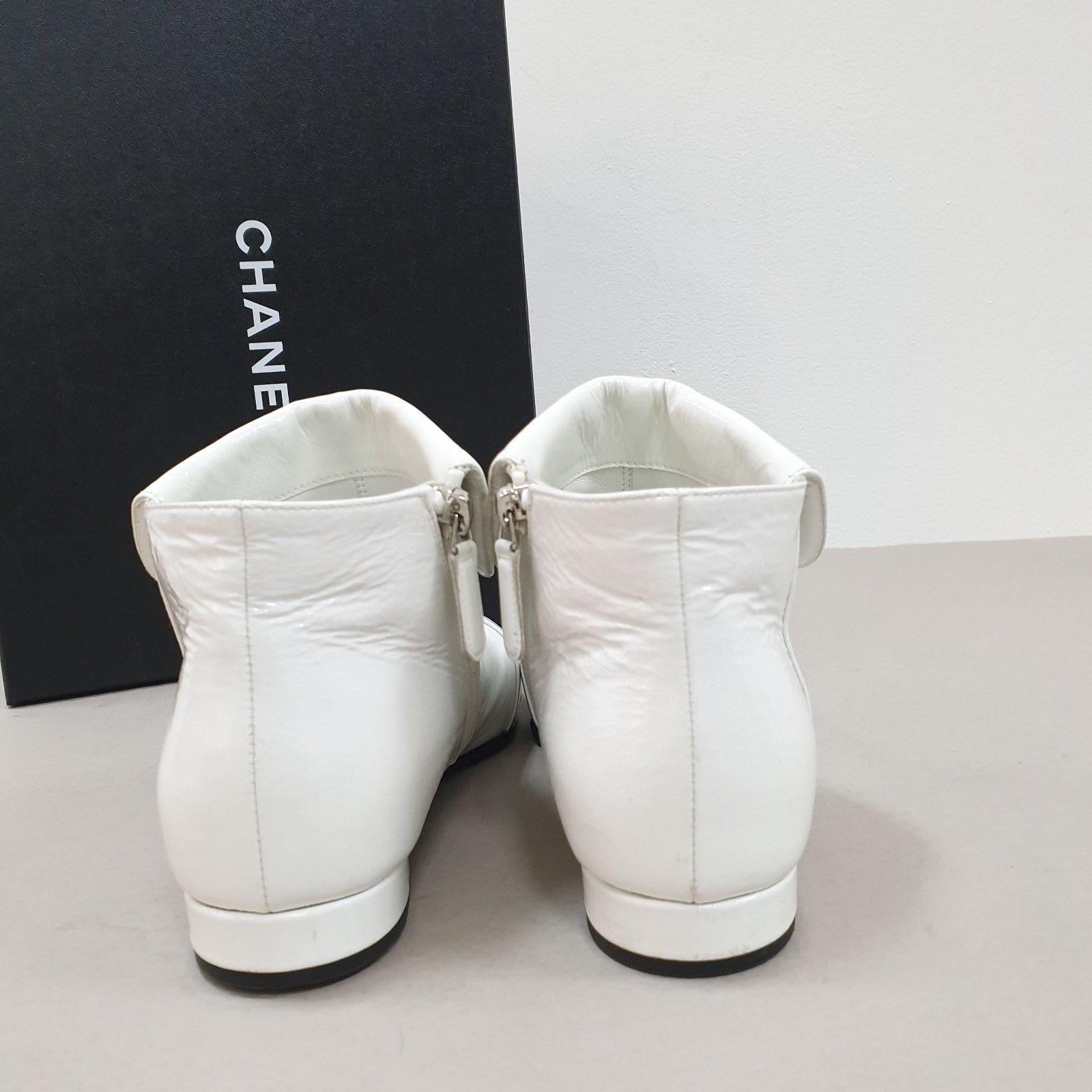 Beautiful Chanel boots.
Sz.37.5 
Bicolour: white and black. in patent leather. 
Zip closure on the side. 
CHANEL lettering on the tongue. little heel 2 cm. 
Good condition.
No box. No dust bag.