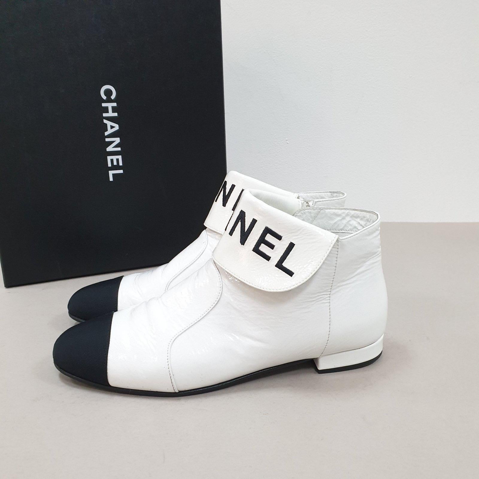 Chanel White Black Ankle Boots  In Good Condition In Krakow, PL