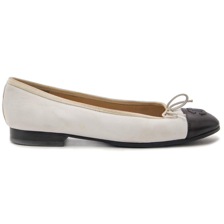 Chanel White and Black Ballet Flats - Size 35 at 1stDibs