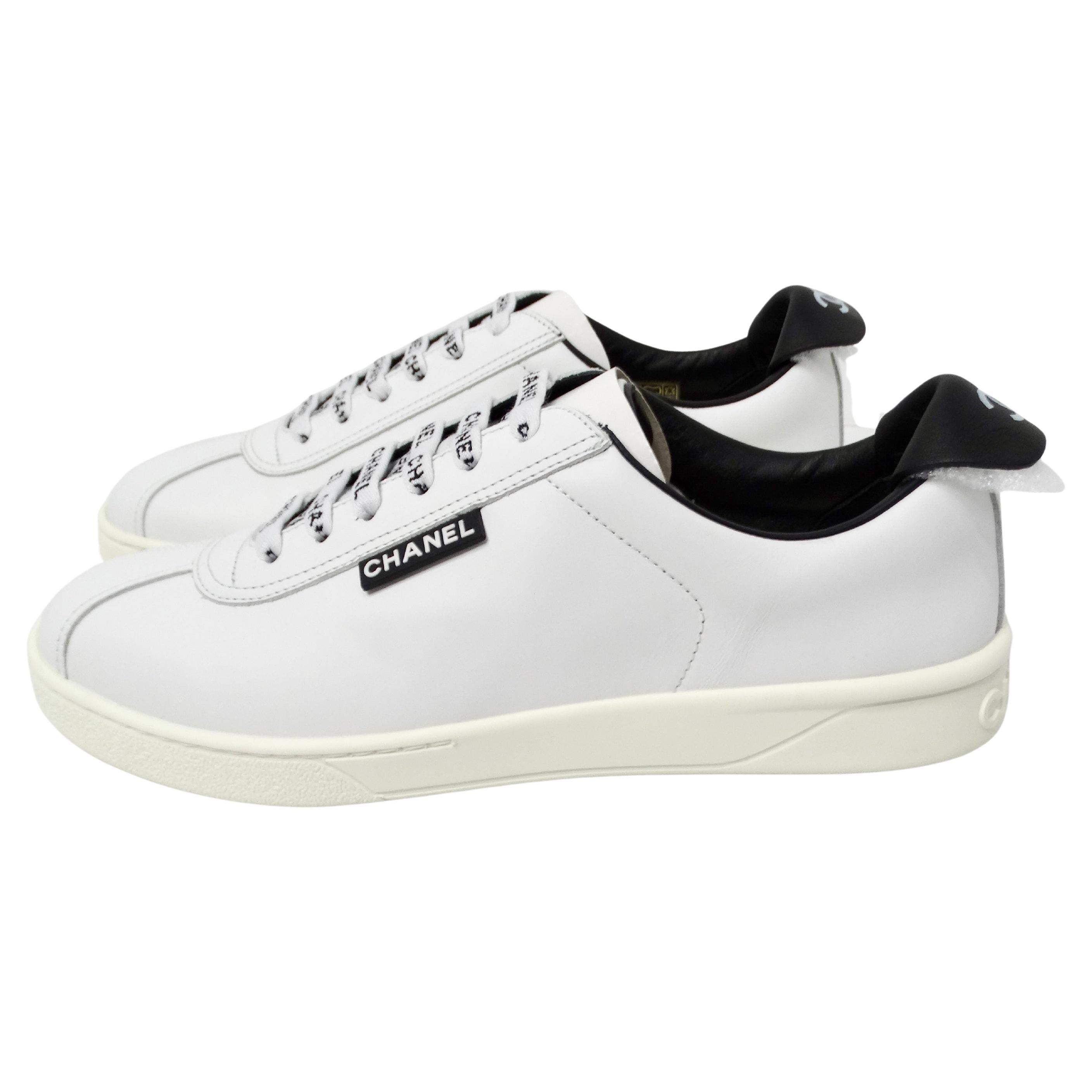 Les baskets en cuir de veau blanc et noir 2018 de Chanel incarnent le luxe intemporel et le style sans effort. Confectionnées en cuir de veau, ces baskets présentent une base blanche élégante rehaussée de détails noirs contrastants, incarnant