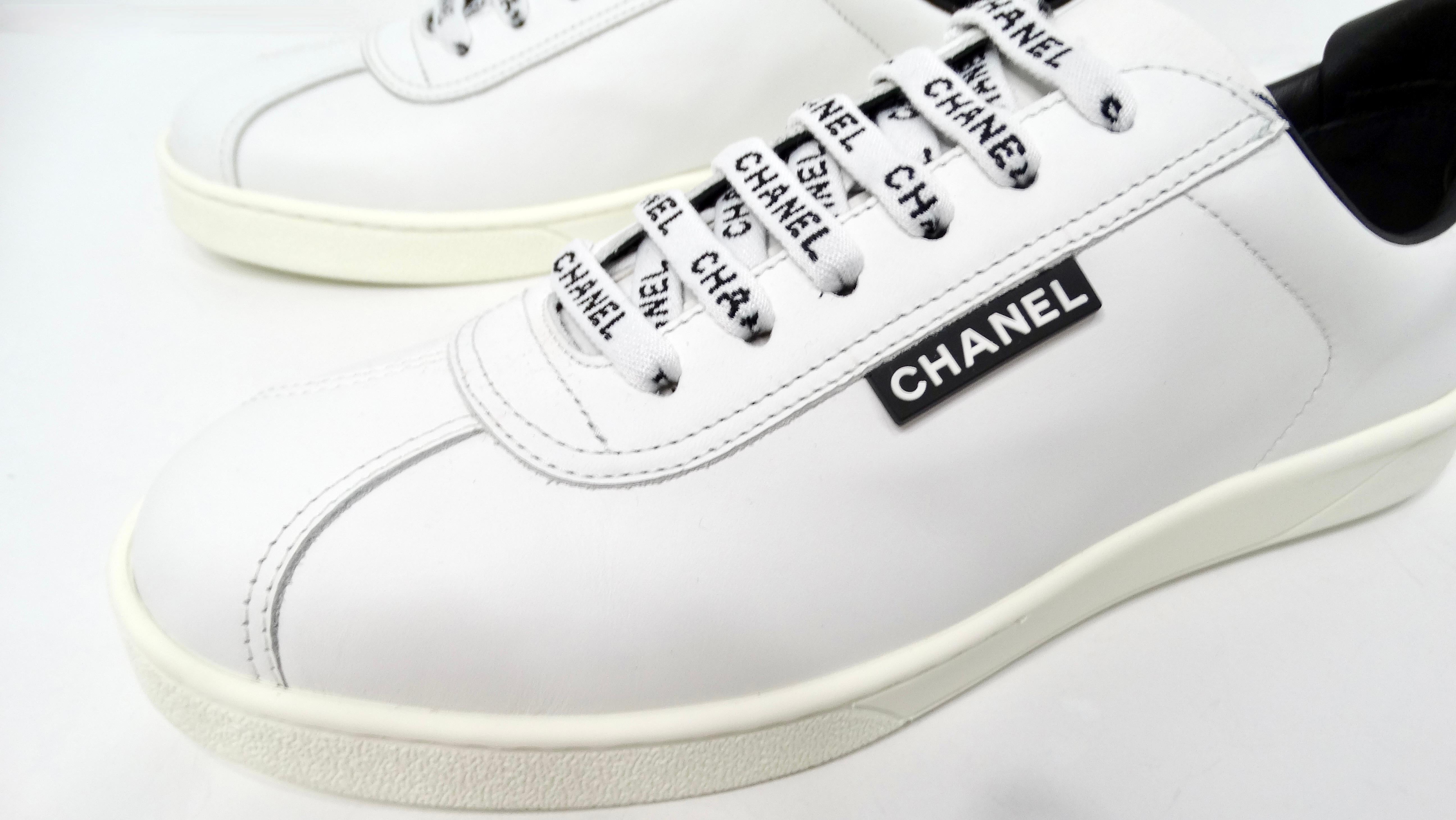 Gris Chanel - Baskets en cuir de veau blanc et noir en vente