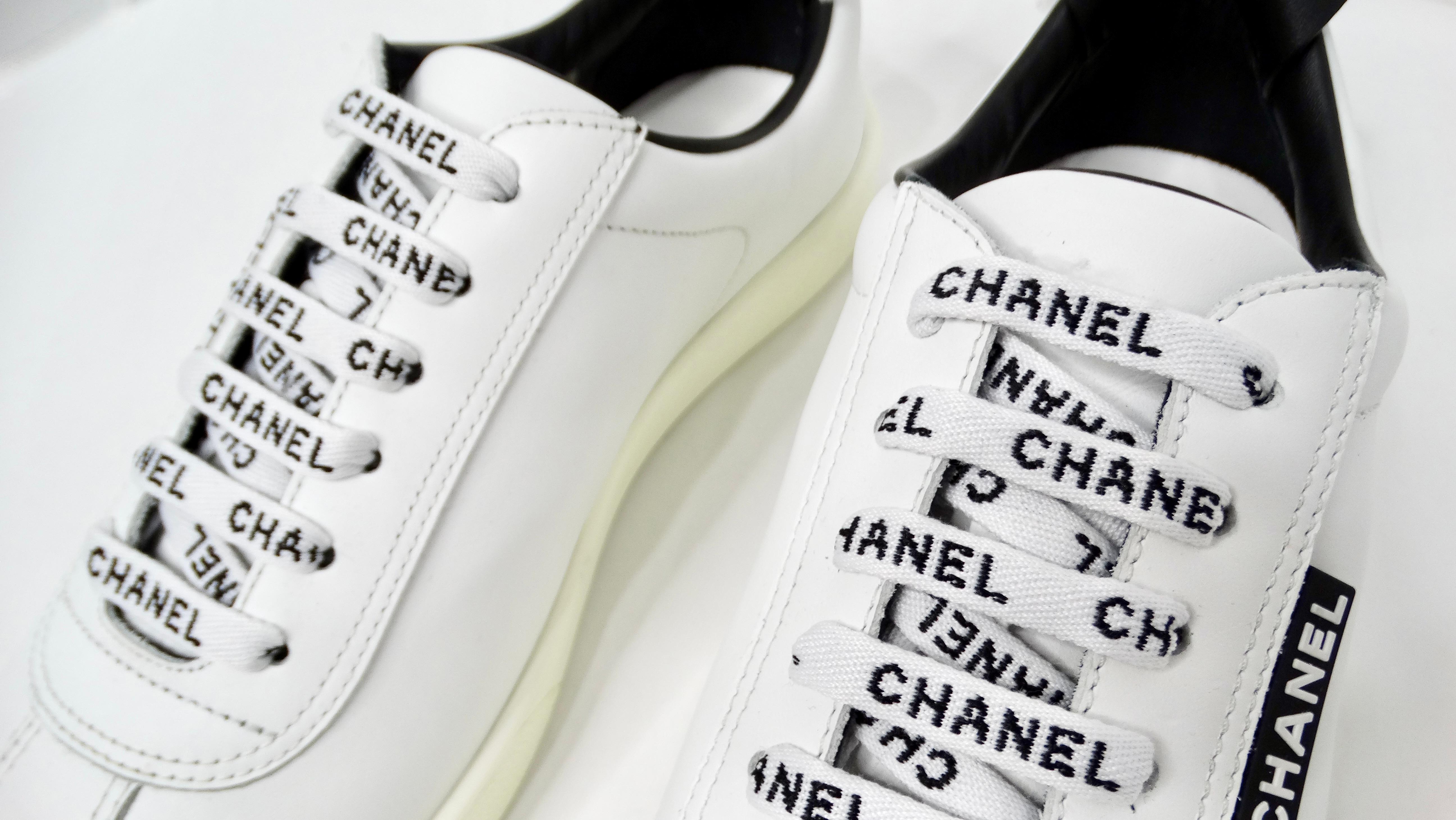 Chanel - Baskets en cuir de veau blanc et noir Bon état - En vente à Scottsdale, AZ