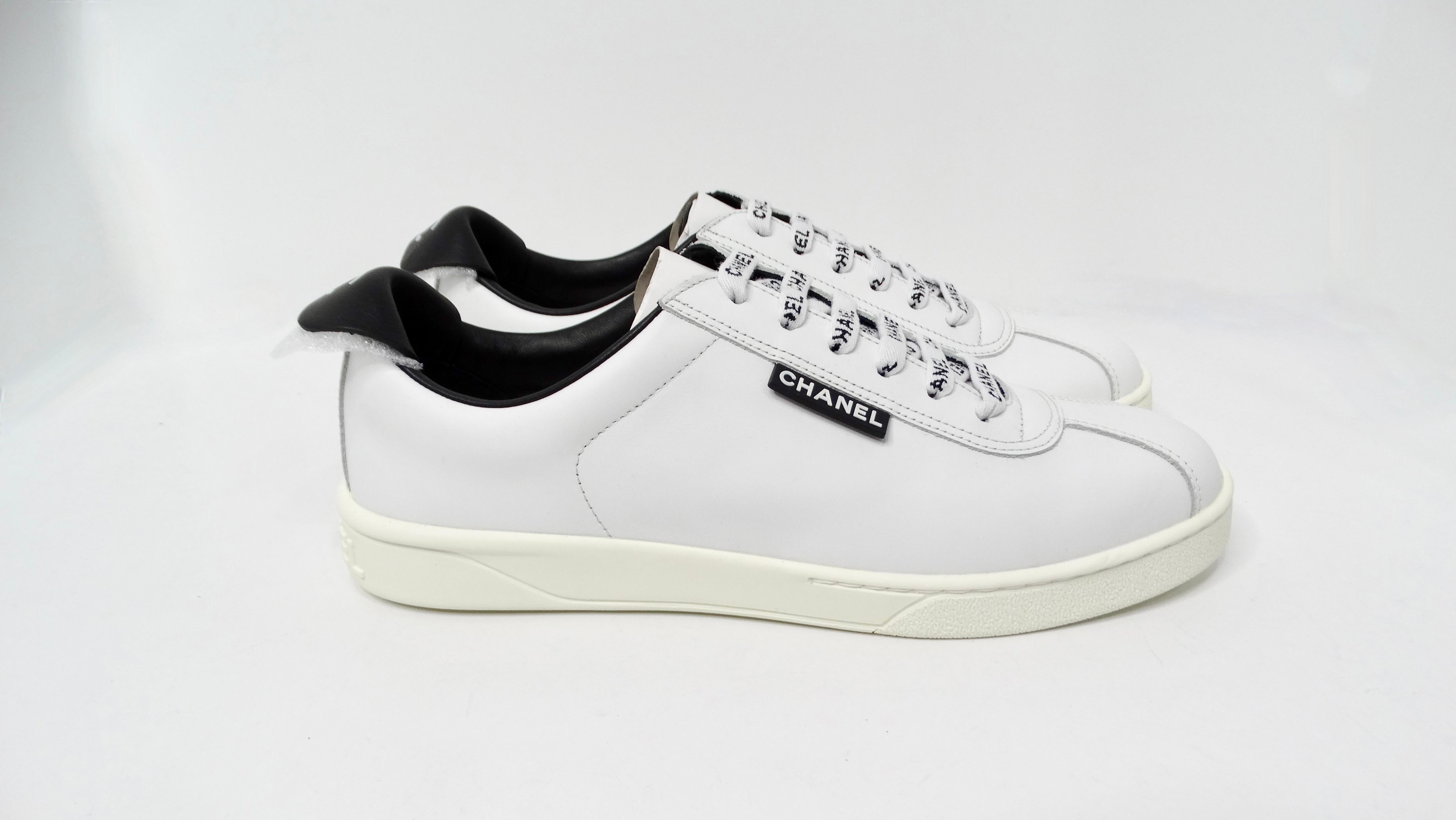 Chanel - Baskets en cuir de veau blanc et noir Pour femmes en vente