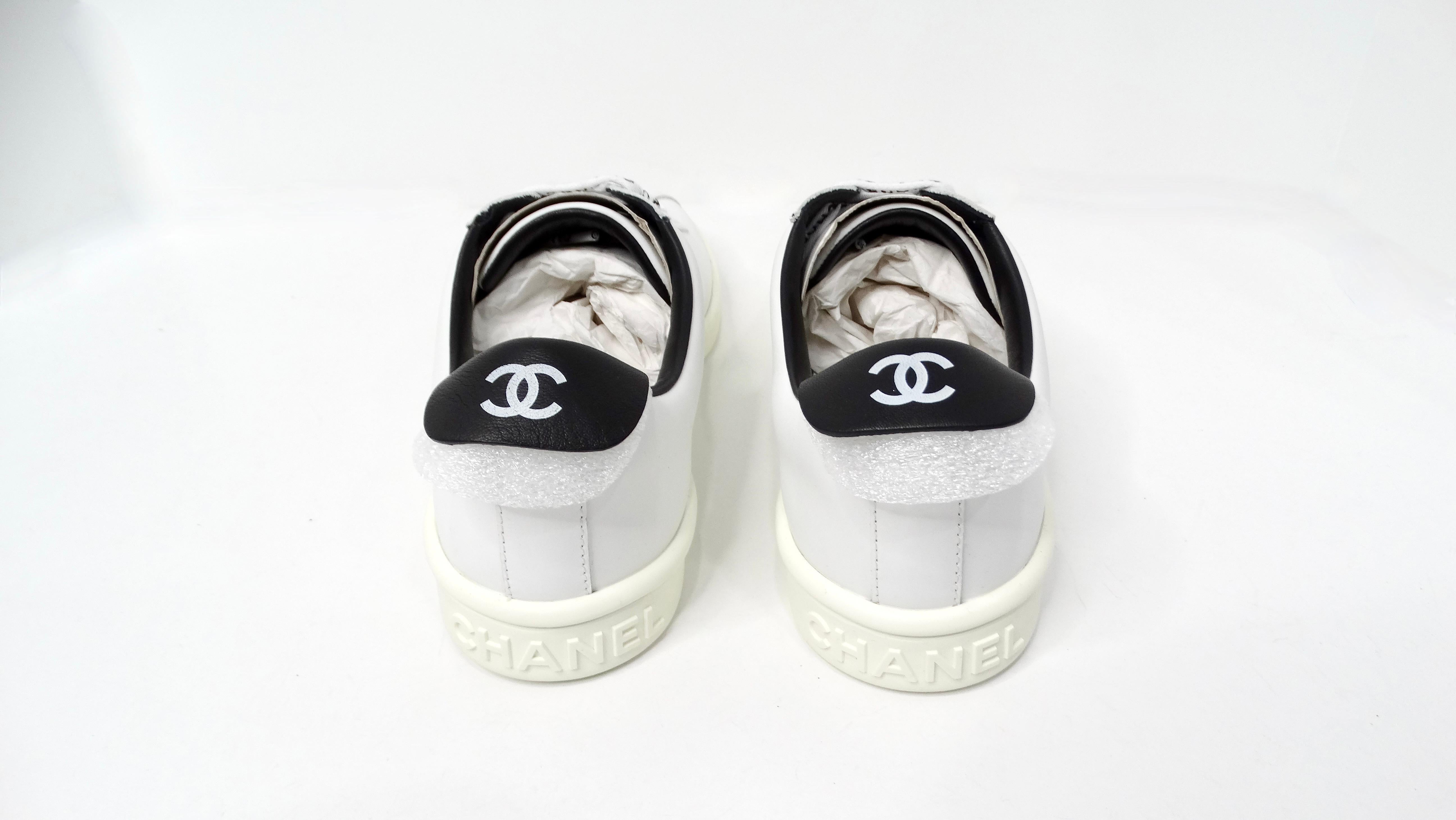 Chanel - Baskets en cuir de veau blanc et noir en vente 1