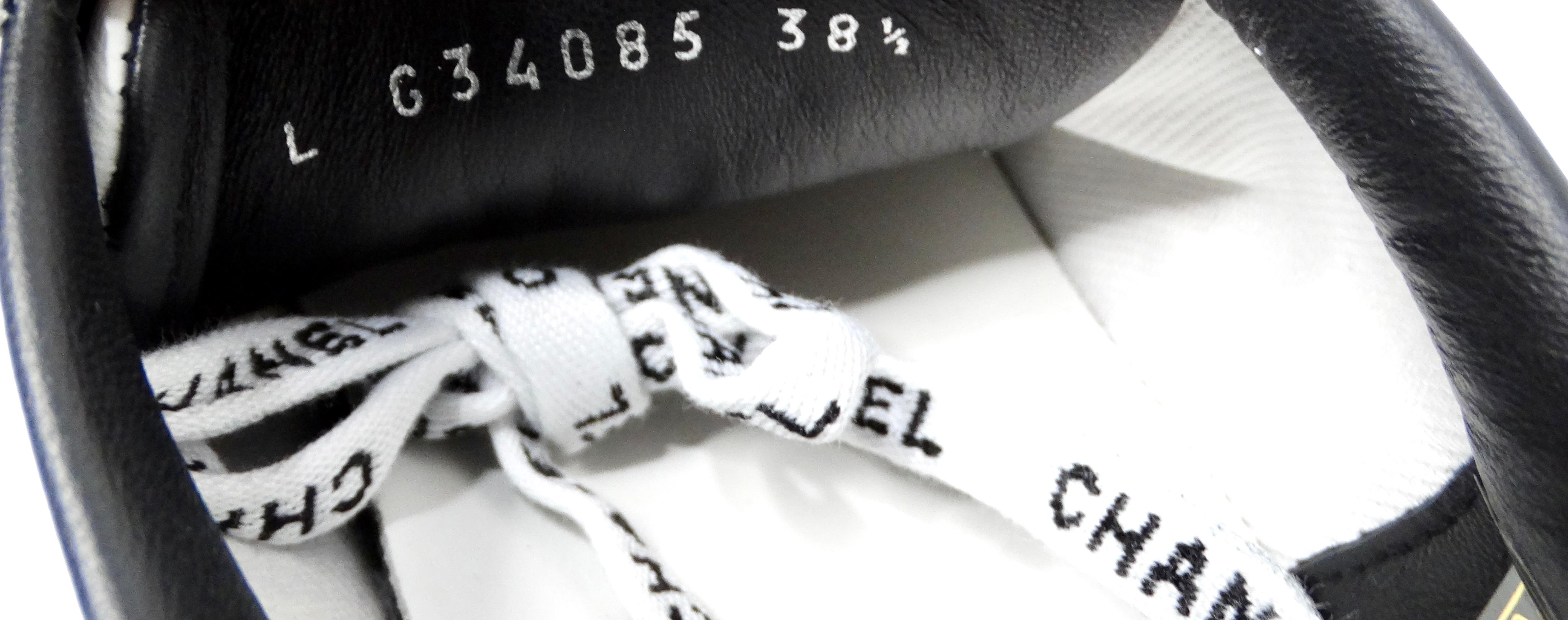 Chanel - Baskets en cuir de veau blanc et noir en vente 4
