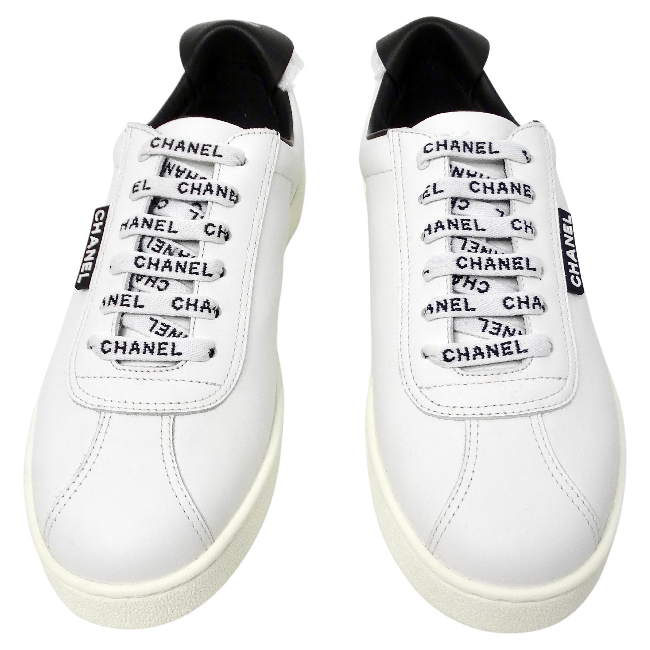 Chanel - Baskets en cuir de veau blanc et noir