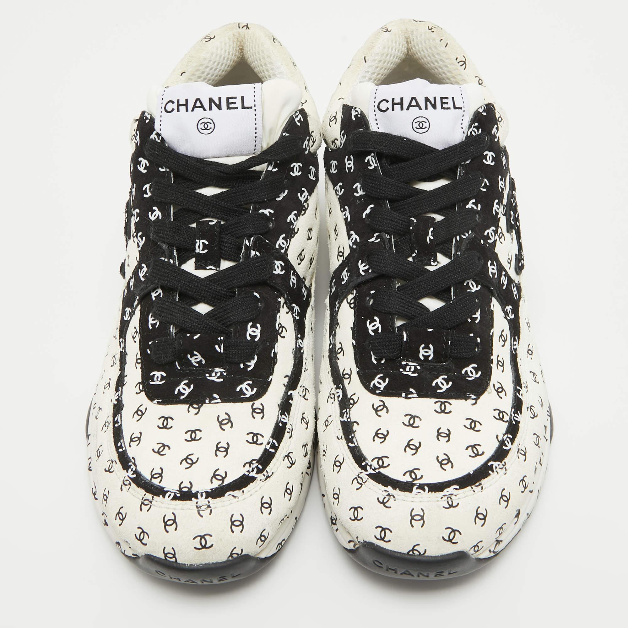 Chanel White/Black CC Embossed Suede Low Top Sneakers Size 39 In Excellent Condition In Dubai, Al Qouz 2