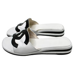 Chanel Sandalen aus Leder mit Coco-Logo in Weiß und Schwarz, CIRCA das Jahr 2000