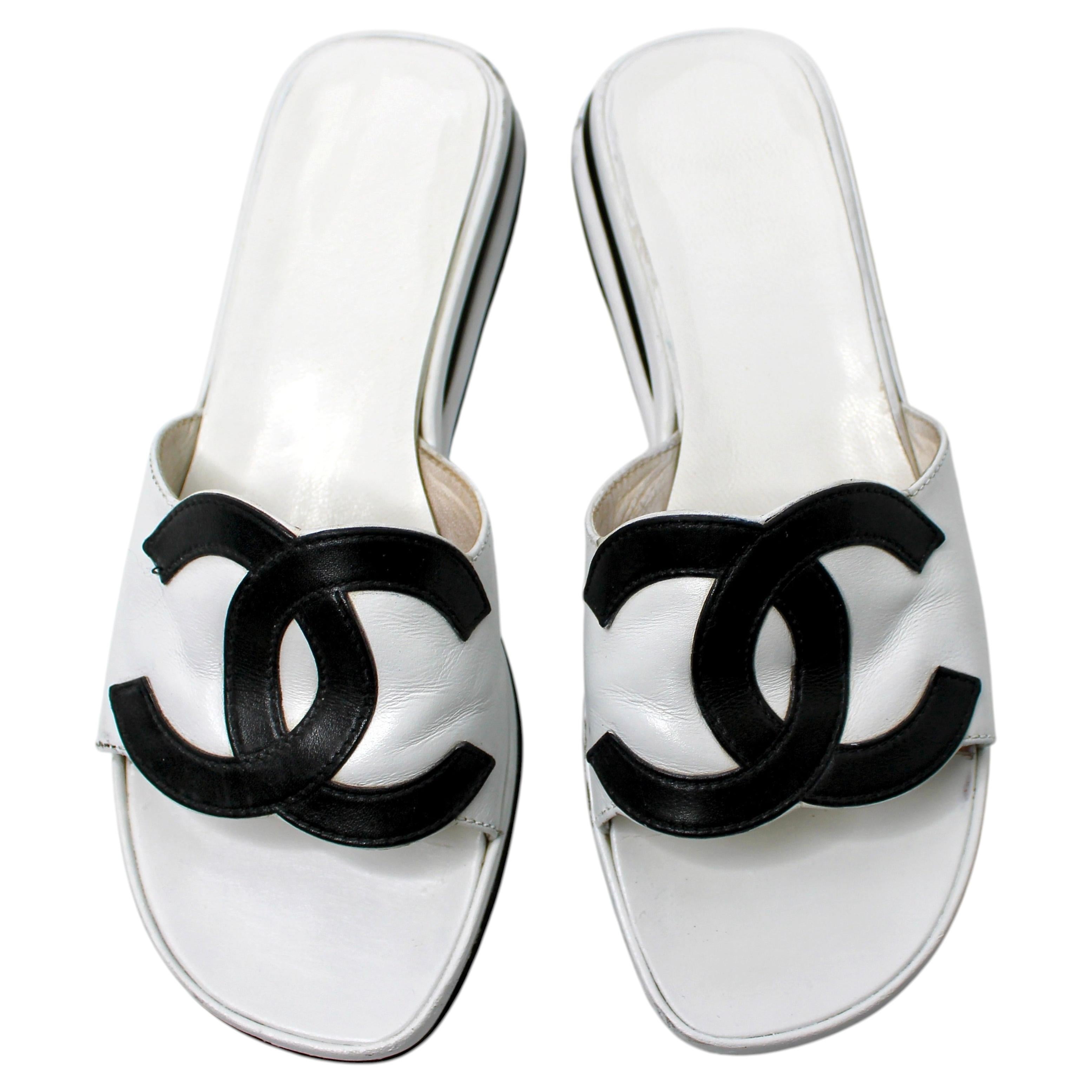 Sandali Chanel in pelle con logo Coco Chanel, bianchi e neri, CIRCA 2000