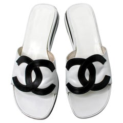 Chanel Sandalen aus Leder mit Coco-Logo in Weiß und Schwarz, CIRCA das Jahr 2000