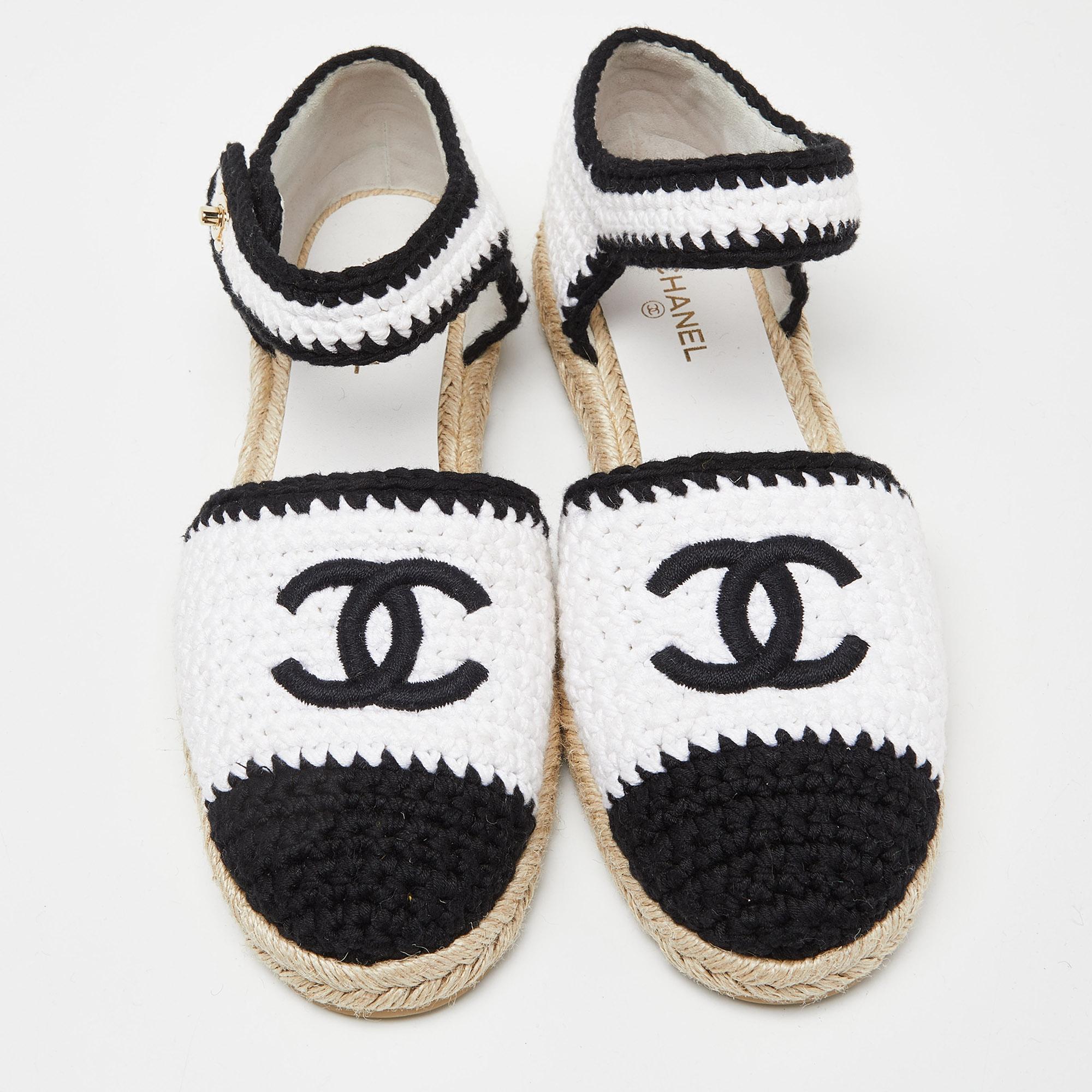 Chanel White/Black Crochet Cotton Blend Ankle Strap Espadrilles Size 40 In Good Condition In Dubai, Al Qouz 2