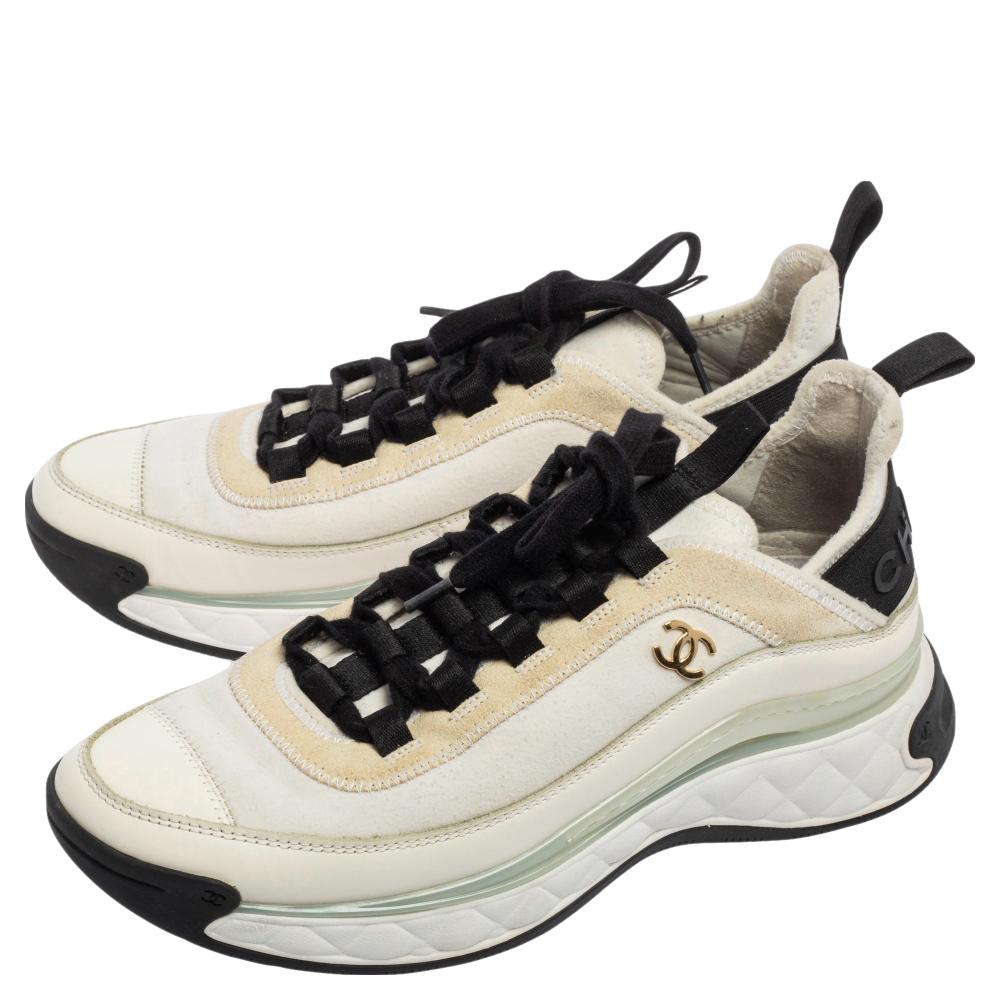 Chanel White/Black Fabric And Suede CC Low Top Sneakers Size Size 38.5 In Good Condition In Dubai, Al Qouz 2