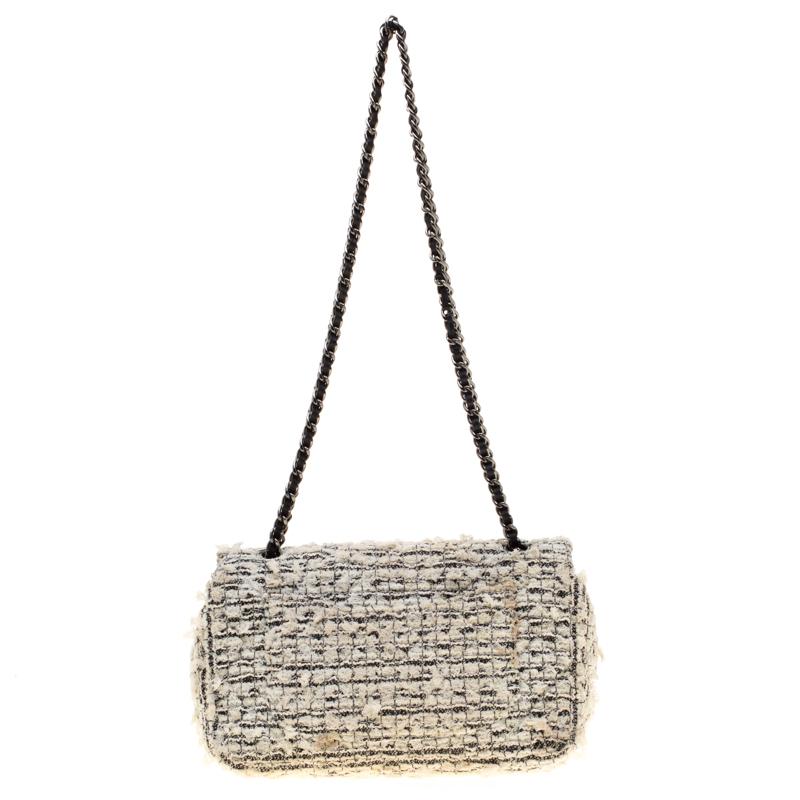 An eye-catching, posh and elegant bag coming from Chanel that you’ll love to flaunt at your parties. Crafted from tweed and adorned with garden-themed jewel encrusted embellishment on the flap, this bag belongs to the brand's Spring-Summer 2011