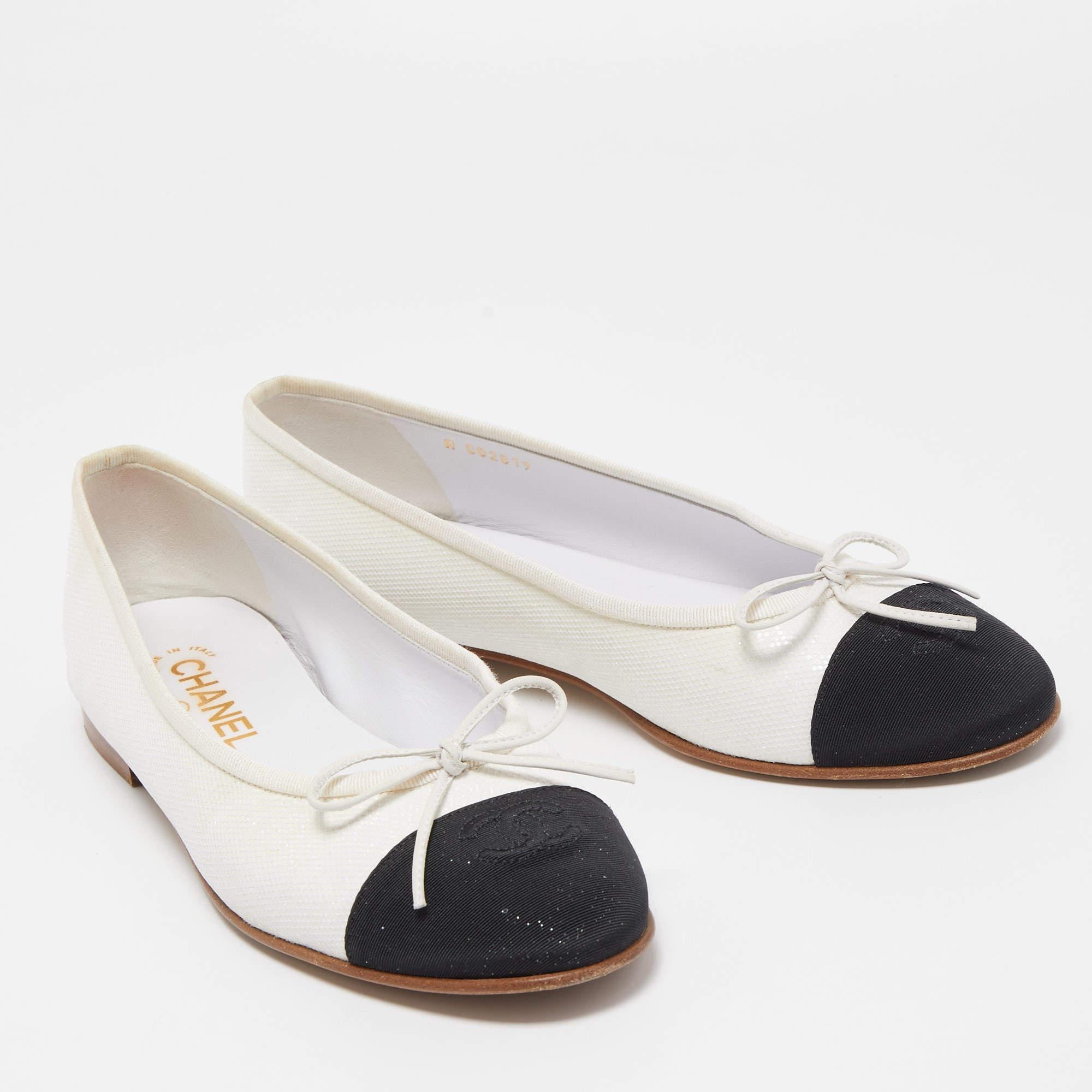 Chanel White/Black Glitter And Canvas CC Cap Toe Bow Ballet Flats Size 39.5 In Good Condition In Dubai, Al Qouz 2