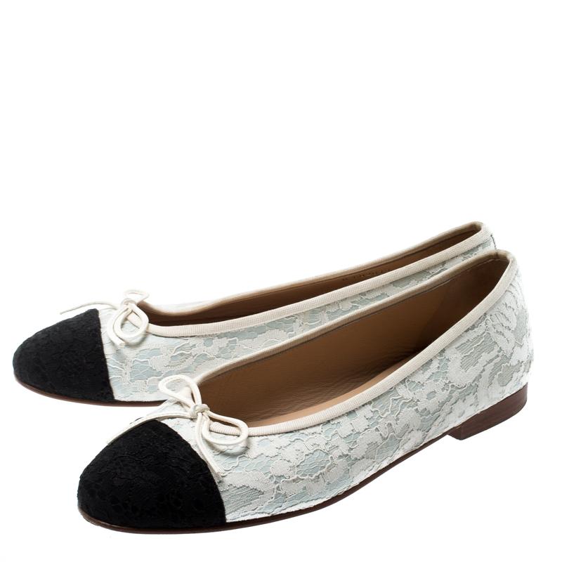 Chanel White/Black Lace And Leather Bow Cap Toe Ballet Flats Size 40These ballet In Good Condition In Dubai, Al Qouz 2