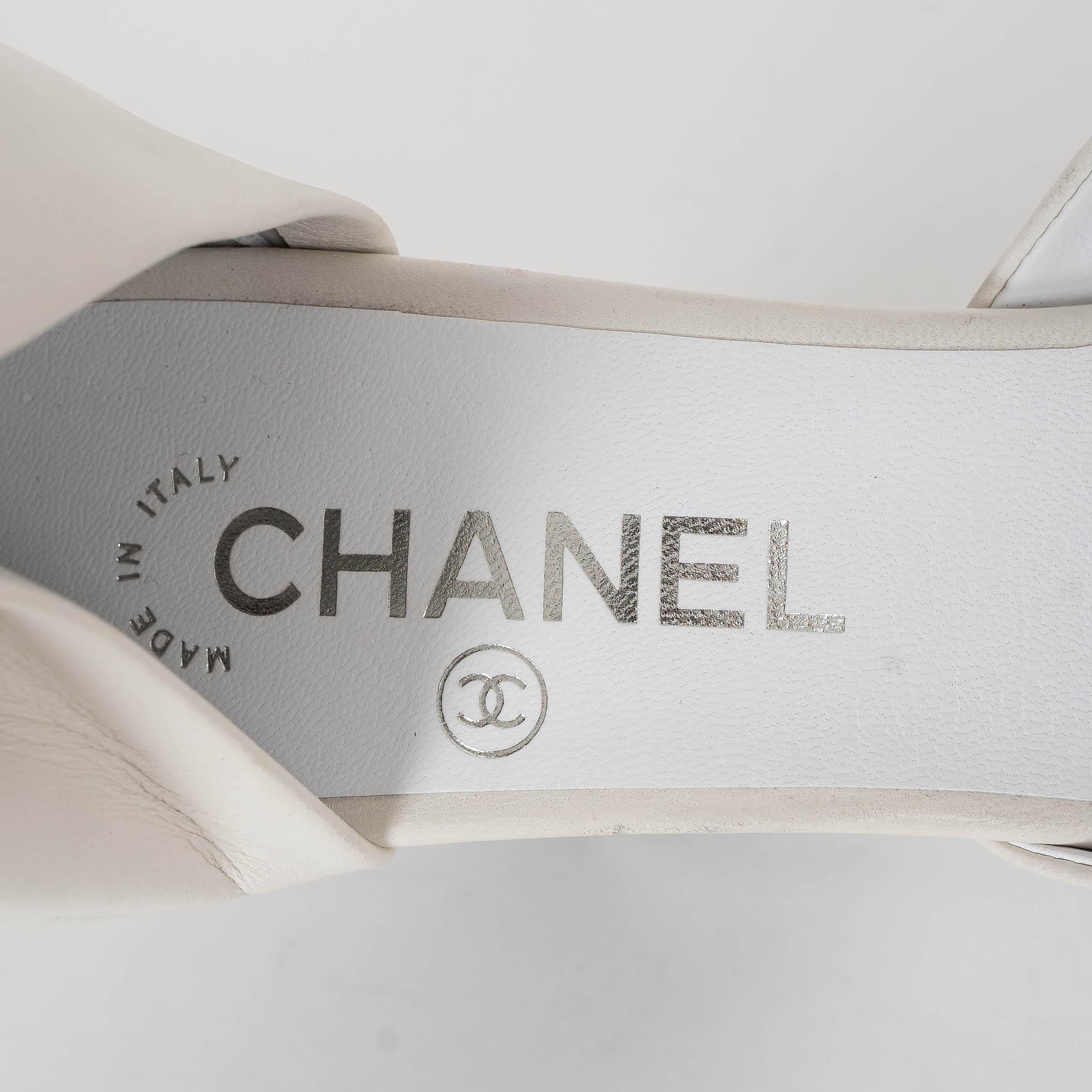 CHANEL weiß & schwarz Leder 17S CUT-OUT ANKLE Stiefel Schuhe 38.5 im Angebot 6