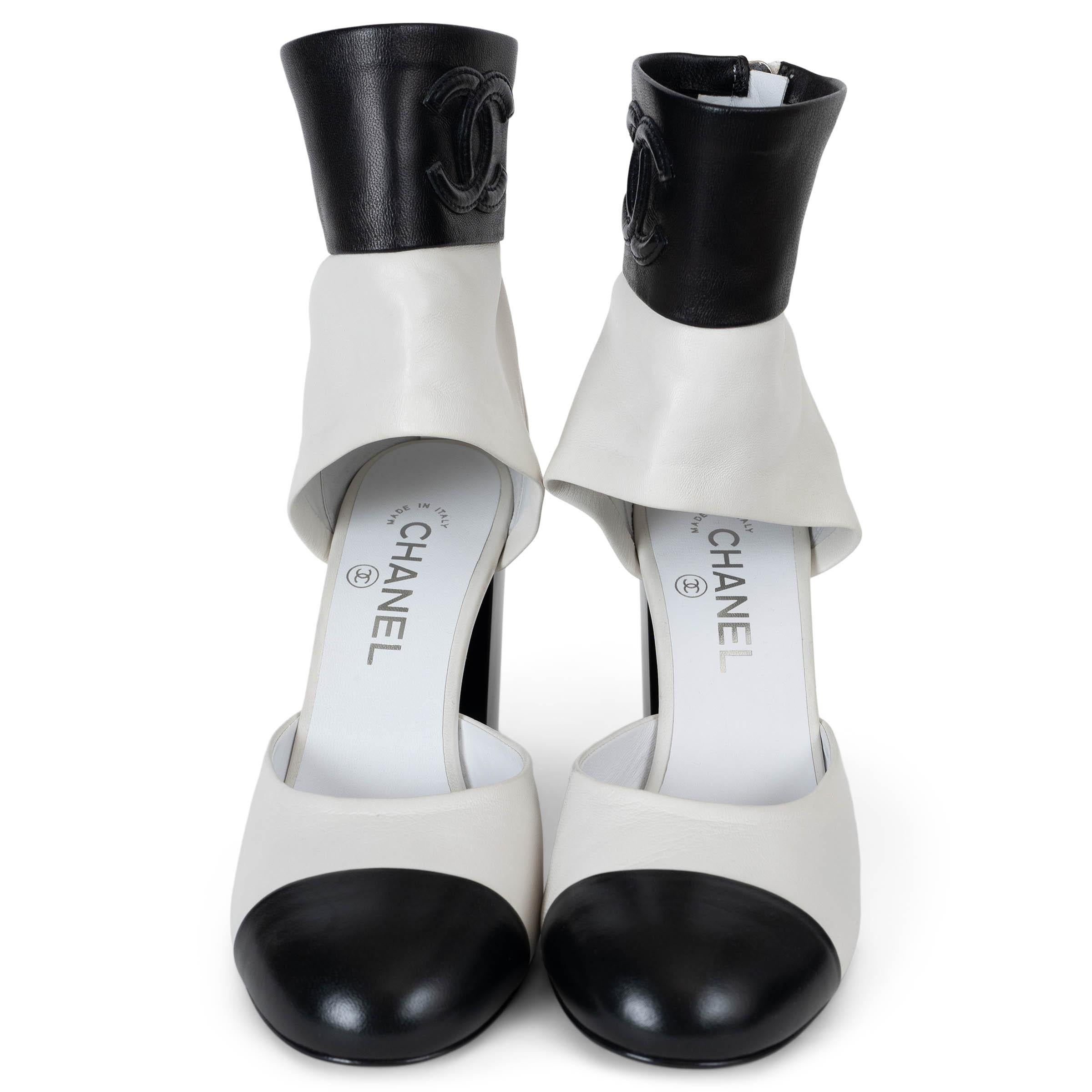 Diese 100% authentischen Chanel Stiefeletten mit Ausschnitt aus der Kollektion 2017 sind aus weichem weißem und schwarzem Colorblock-Leder gefertigt und sorgen für einen kühnen, modernen Look. Sie haben eine schlanke Silhouette mit Cut-Out-Details