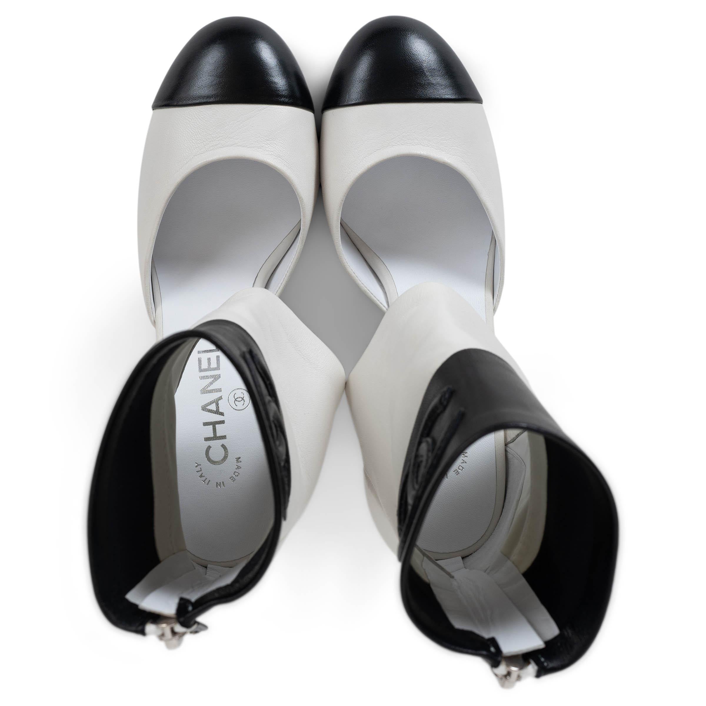 CHANEL weiß & schwarz Leder 17S CUT-OUT ANKLE Stiefel Schuhe 38.5 im Angebot 1