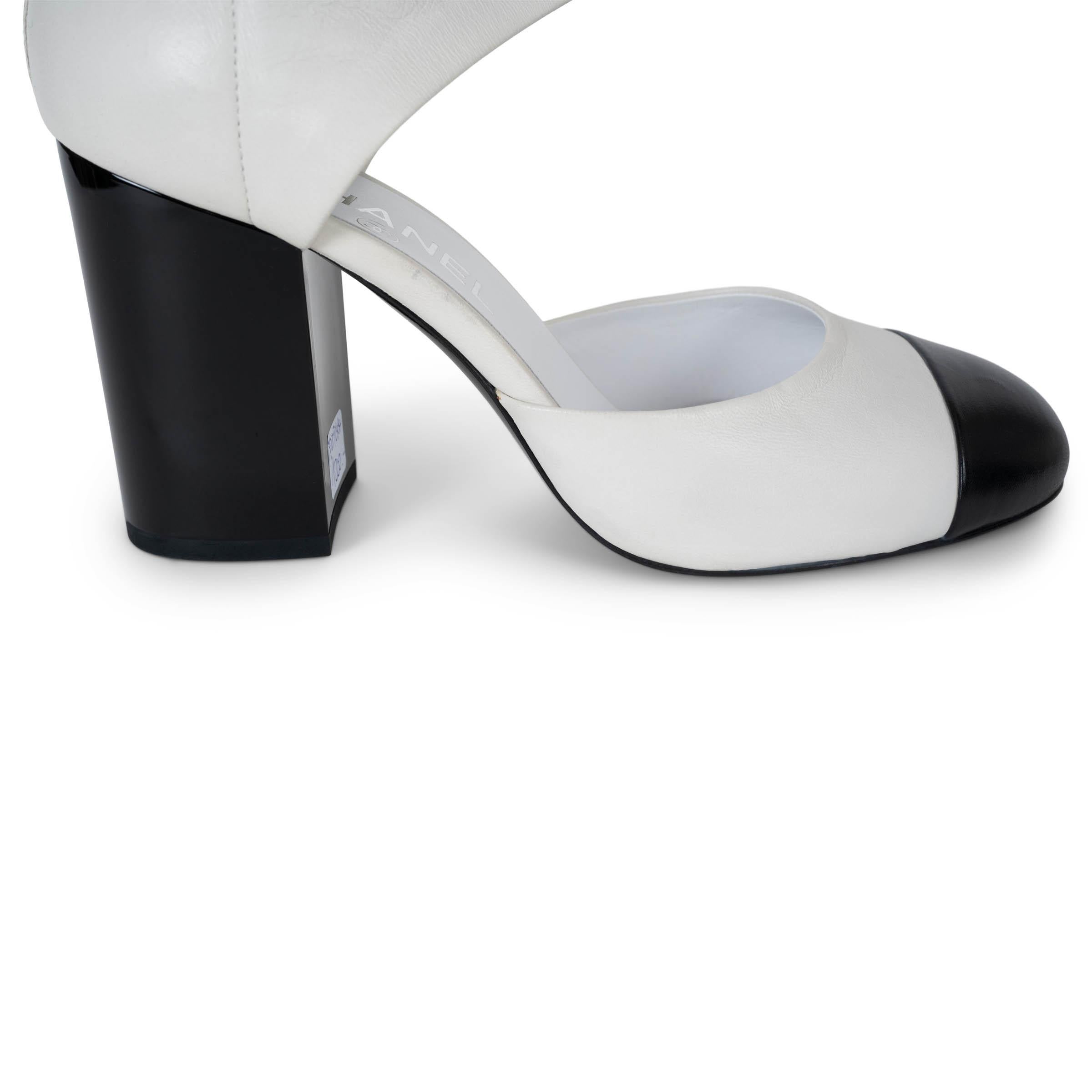 CHANEL weiß & schwarz Leder 17S CUT-OUT ANKLE Stiefel Schuhe 38.5 im Angebot 3