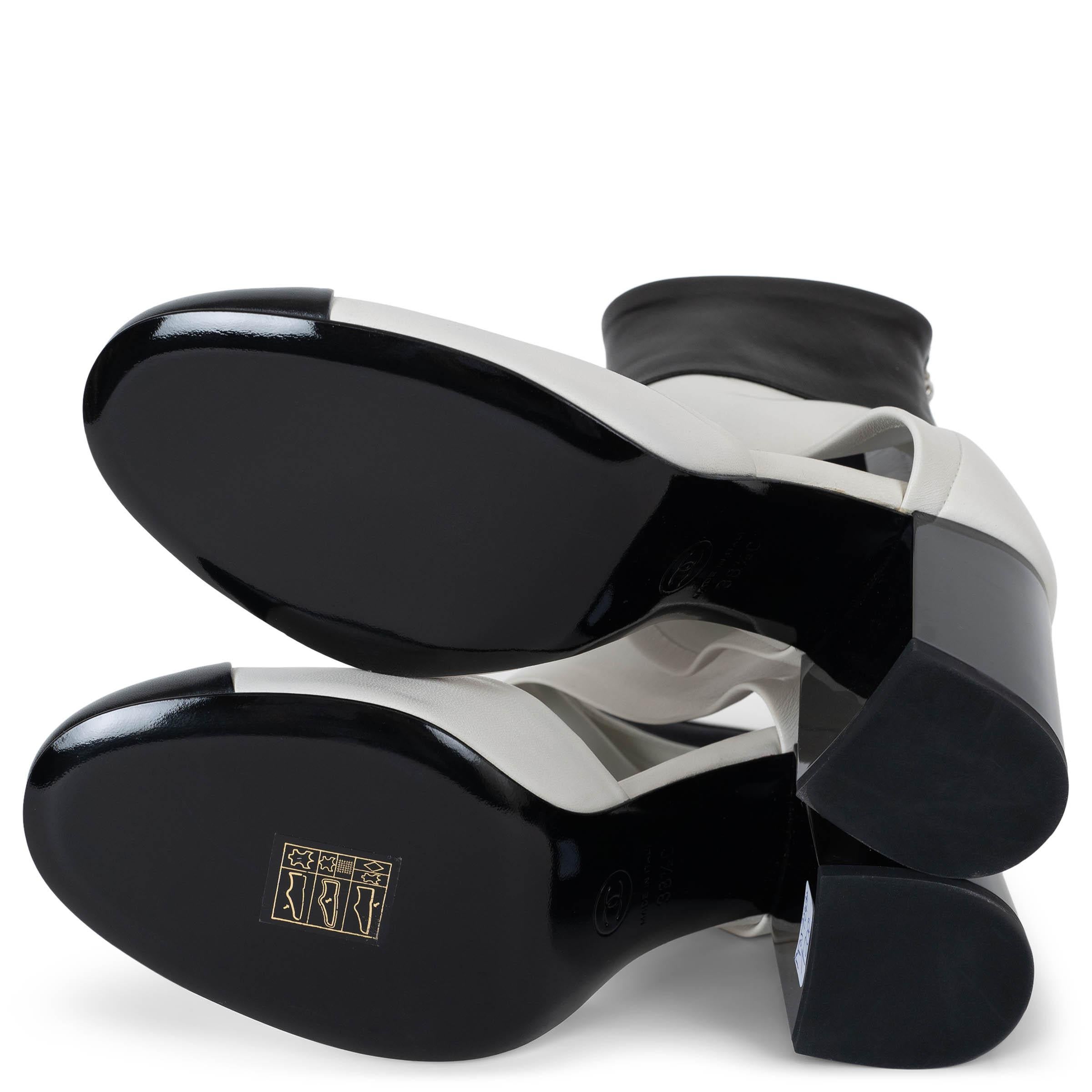 CHANEL weiß & schwarz Leder 17S CUT-OUT ANKLE Stiefel Schuhe 38.5 im Angebot 4