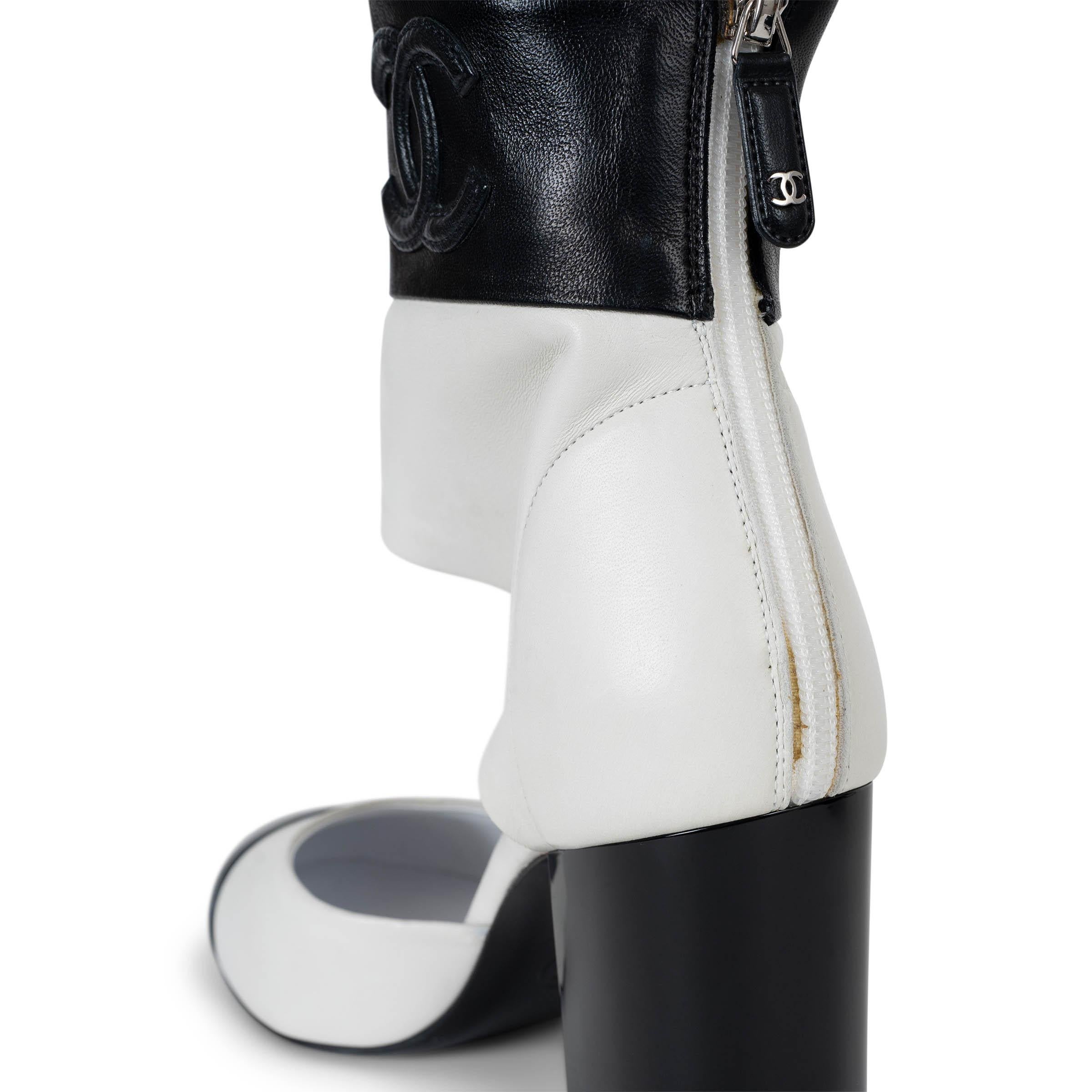 CHANEL weiß & schwarz Leder 17S CUT-OUT ANKLE Stiefel Schuhe 38.5 im Angebot 5