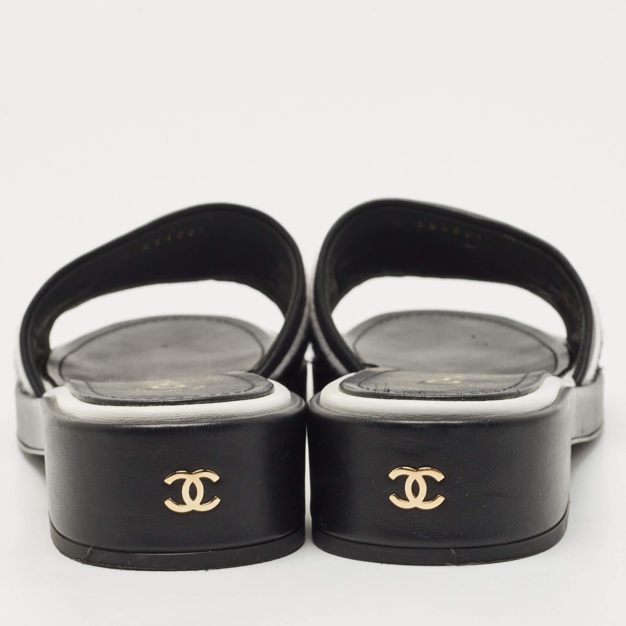 Chanel White/Black Leather and Canvas CC Logo Flat Slides Size 39 In Good Condition In Dubai, Al Qouz 2
